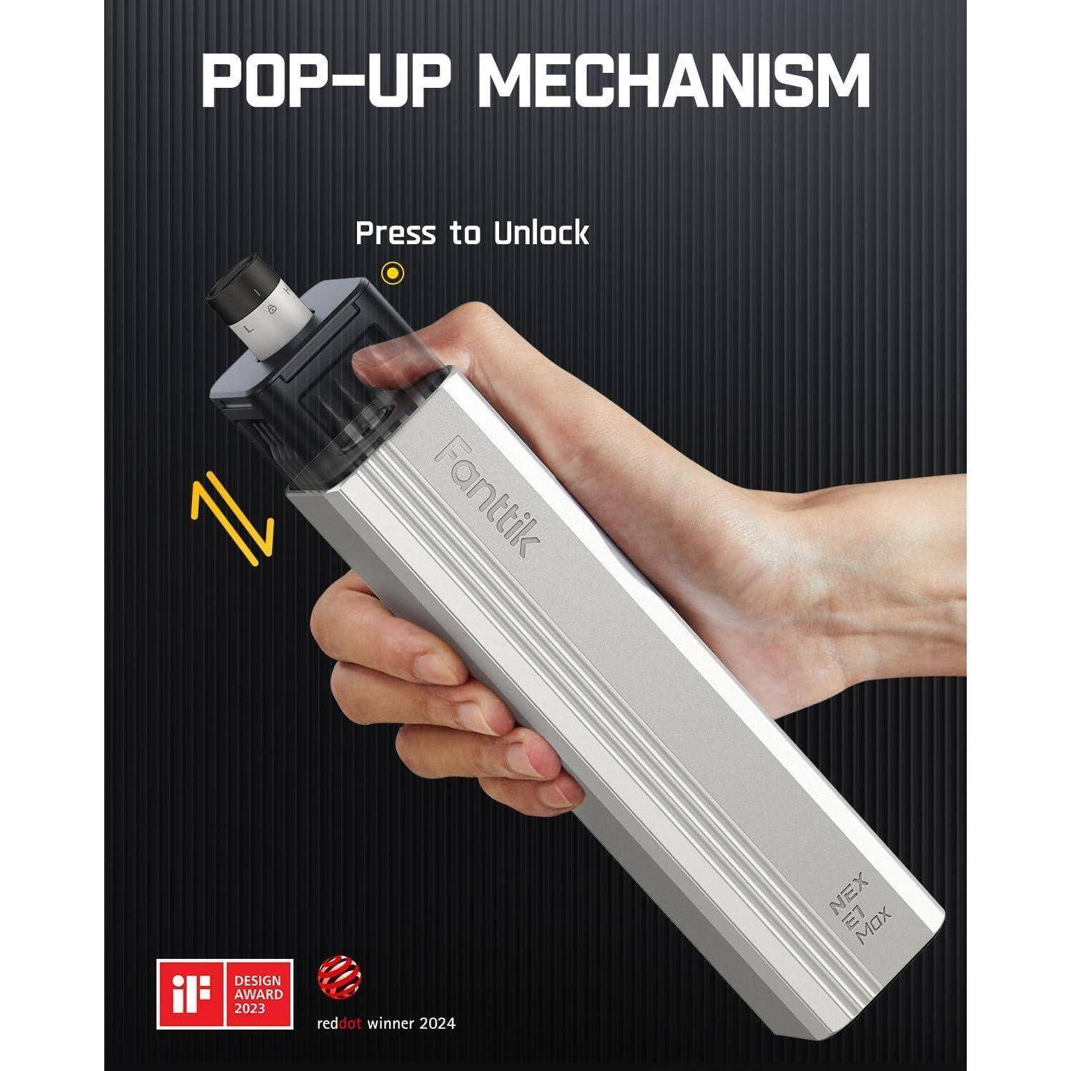 Hand hält ein rechteckiges Gerät mit einem Ausklapp-Mechanismus. Text lautet 'Ausklapp-Mechanismus' und 'Zum Entriegeln drücken'. Design-Auszeichnungslogos sind abgebildet.
