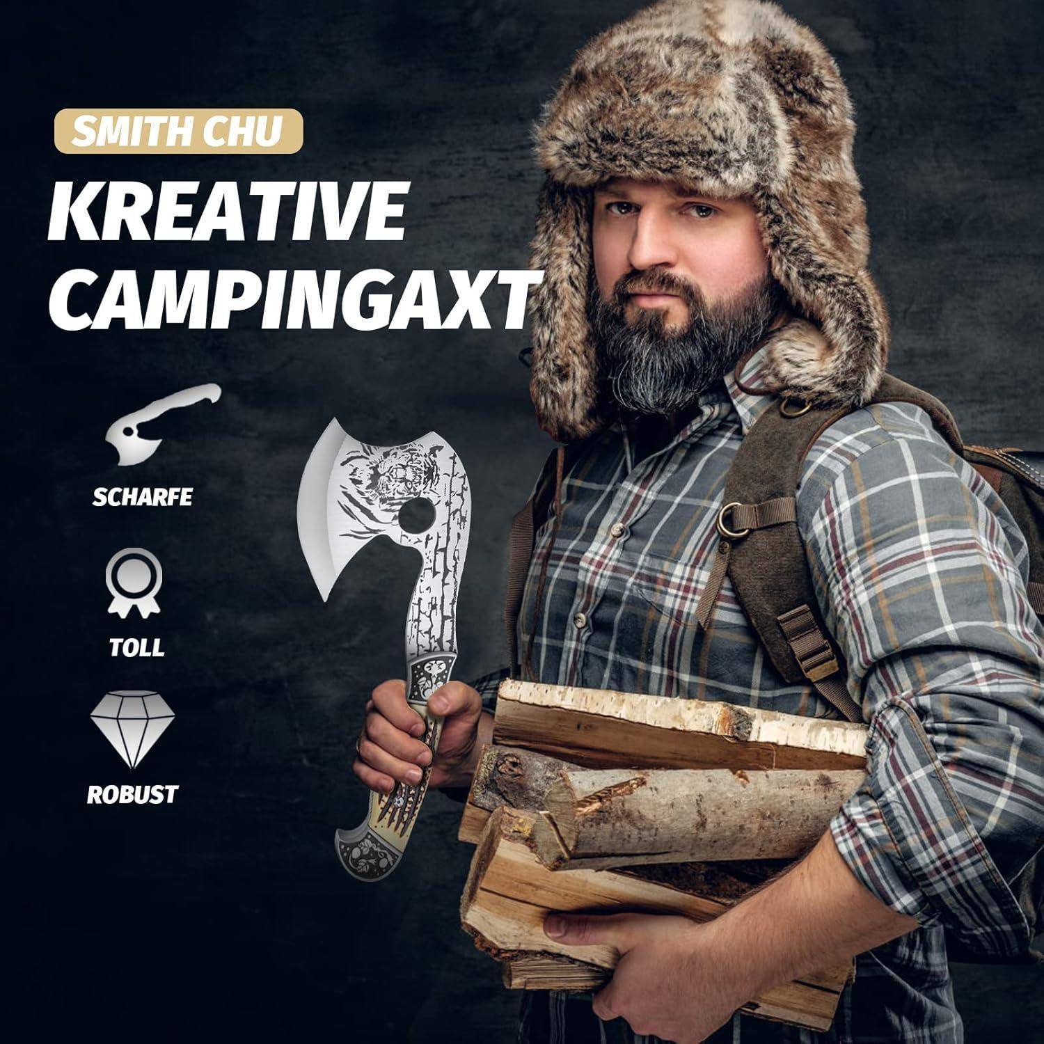 Mann mit Pelzmütze hält einen Stapel Feuerholz und eine Axt mit der Aufschrift 'Kreative Campingaxt'. Texthervorhebungen: 'Scharf', 'Toll', 'Robust'.