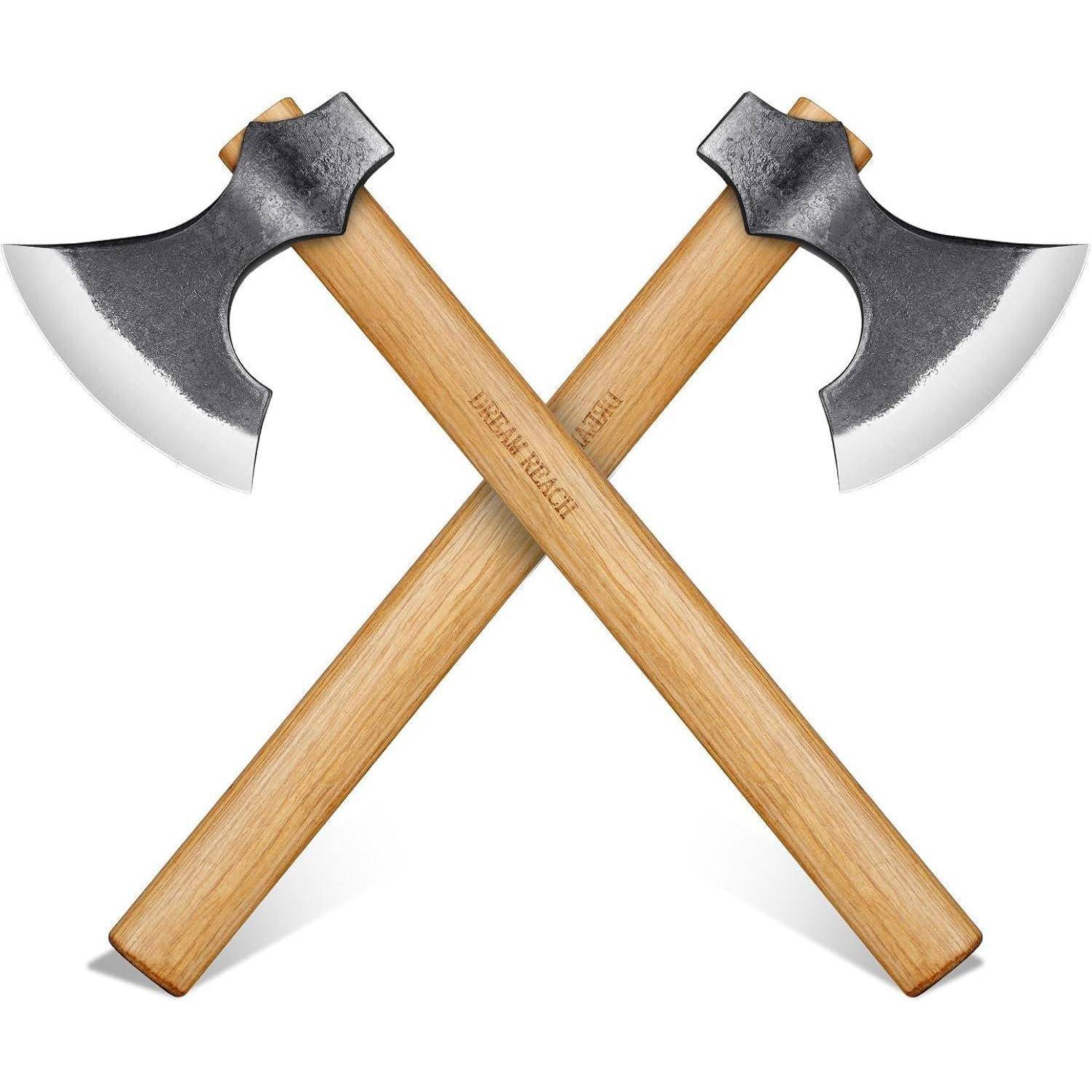 Zwei gekreuzte Streitäxte mit Holzgriffen und Metallklingen.