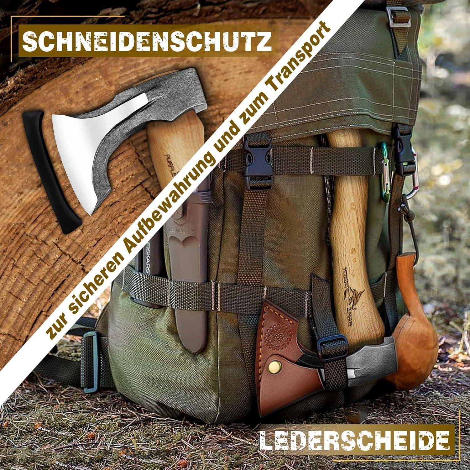 Rucksack mit maßgefertigten Lederscheiden, die eine Axt und ein Messer sicher aufnehmen. Der Text betont die Sicherheit bei Lagerung und Transport mit den Begriffen 'Schneidenschutz' und 'Lederscheide'.