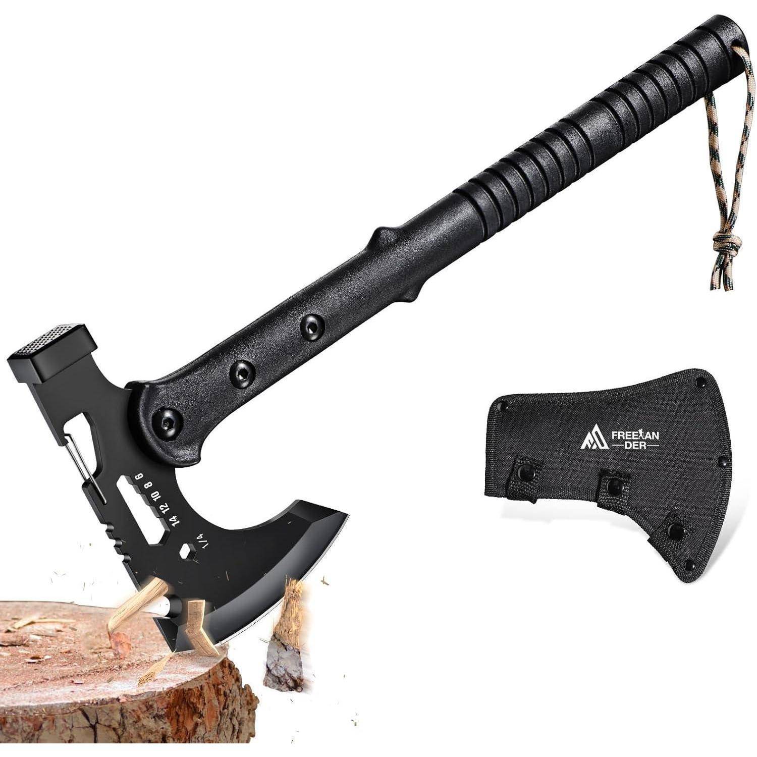 Eine schwarze taktische Tomahawk mit einem strukturierten Griff wird gezeigt, wie sie einen Holzstamm hackt. Das Werkzeug verfügt über eine Schraubenschlüssel-Funktion, und eine Schutzhülle liegt in der Nähe.