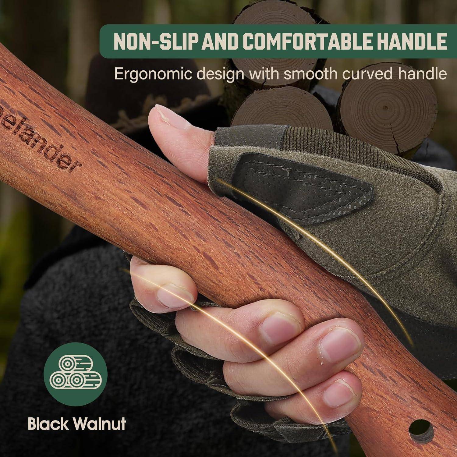 Eine Hand mit Handschuh umfasst ein Holzwerkzeug mit der Aufschrift 