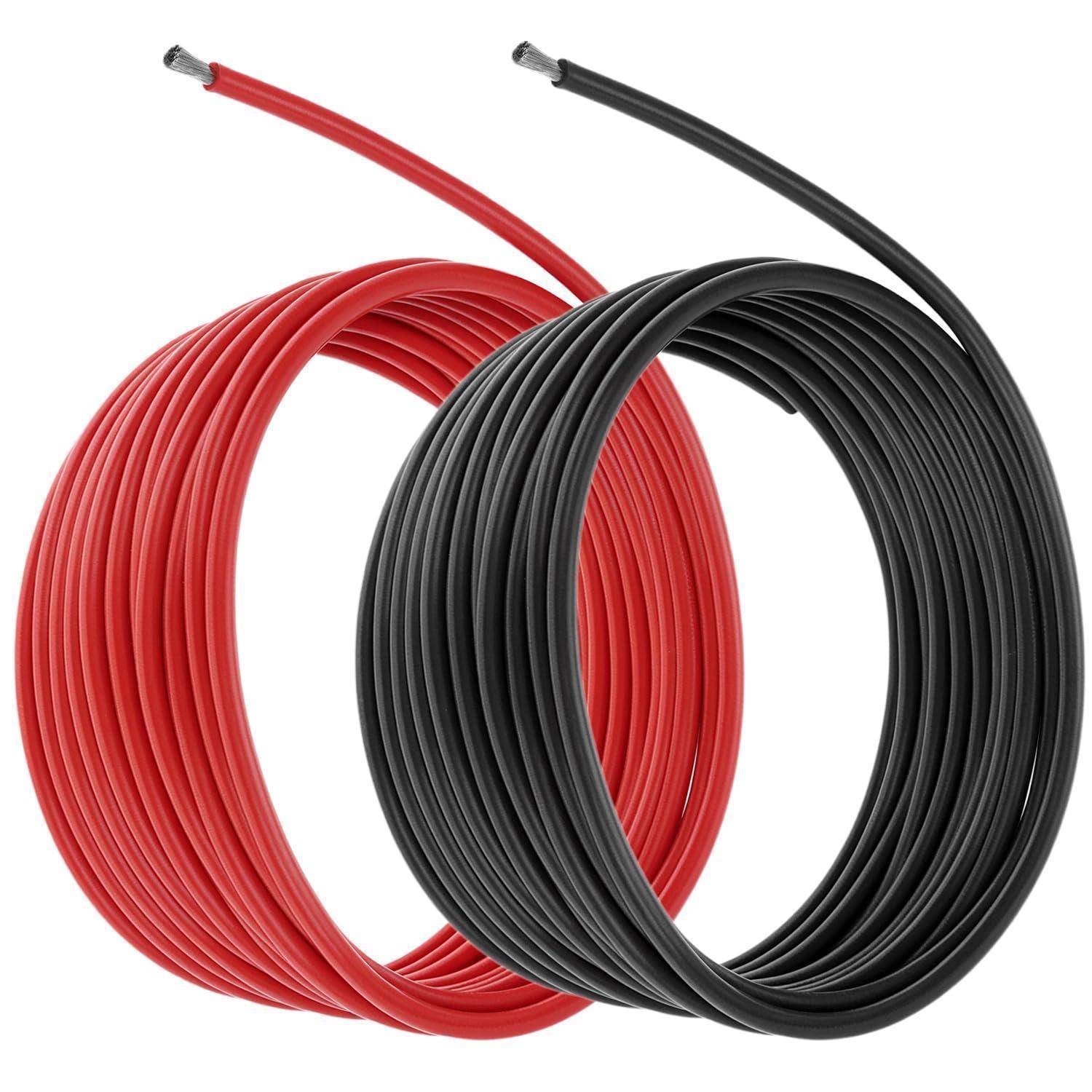 Zwei Elektrokabel, eines rot und eines schwarz, nebeneinander vor einem weißen Hintergrund platziert.
