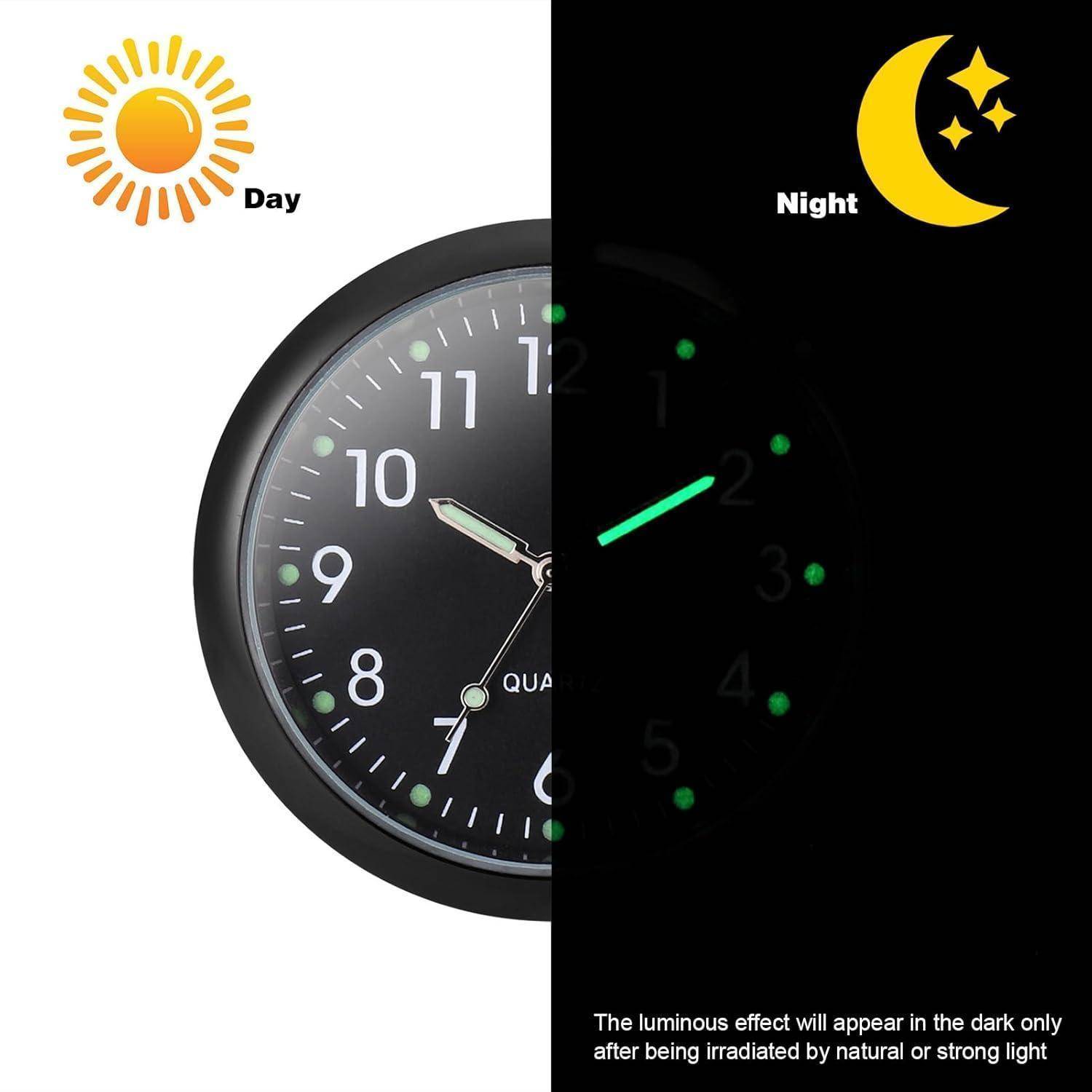 Eine analoge Uhr zeigt unterschiedliche Sichtbarkeit der Zeiger bei Tageslicht und leuchtet im Dunkeln und veranschaulicht so ihre Leuchtfunktionalität.