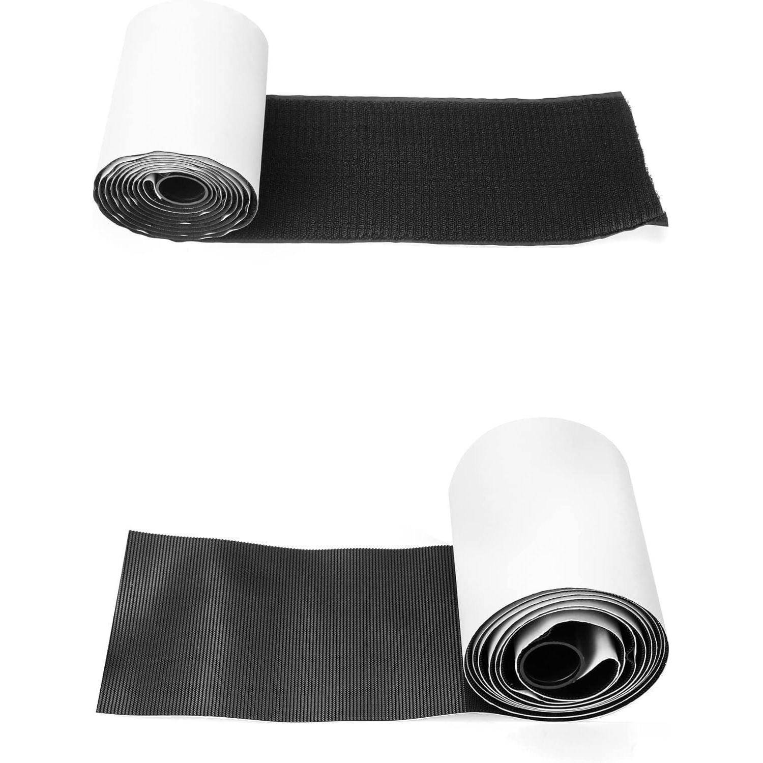 Zwei Rollen Klebeband: Die obere Rolle zeigt eine strukturierte Oberfläche, und die untere Rolle hat eine glatte, glänzende Beschichtung, beide teilweise abgerollt.