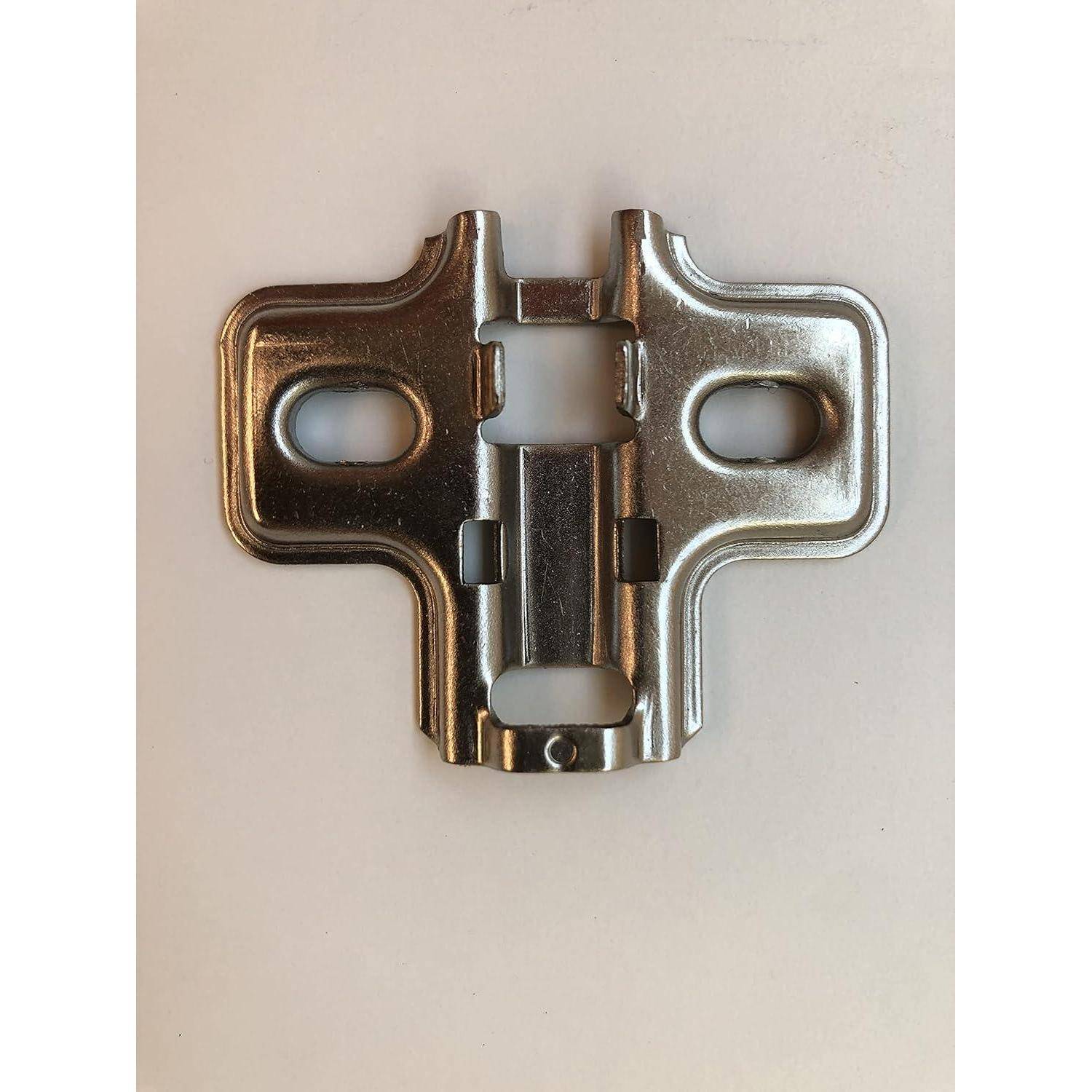 Eine Metalltürscharnierplatte mit zwei ovalen Löchern an beiden Seiten, konzipiert zum Anbringen einer Schranktür an einem Rahmen.