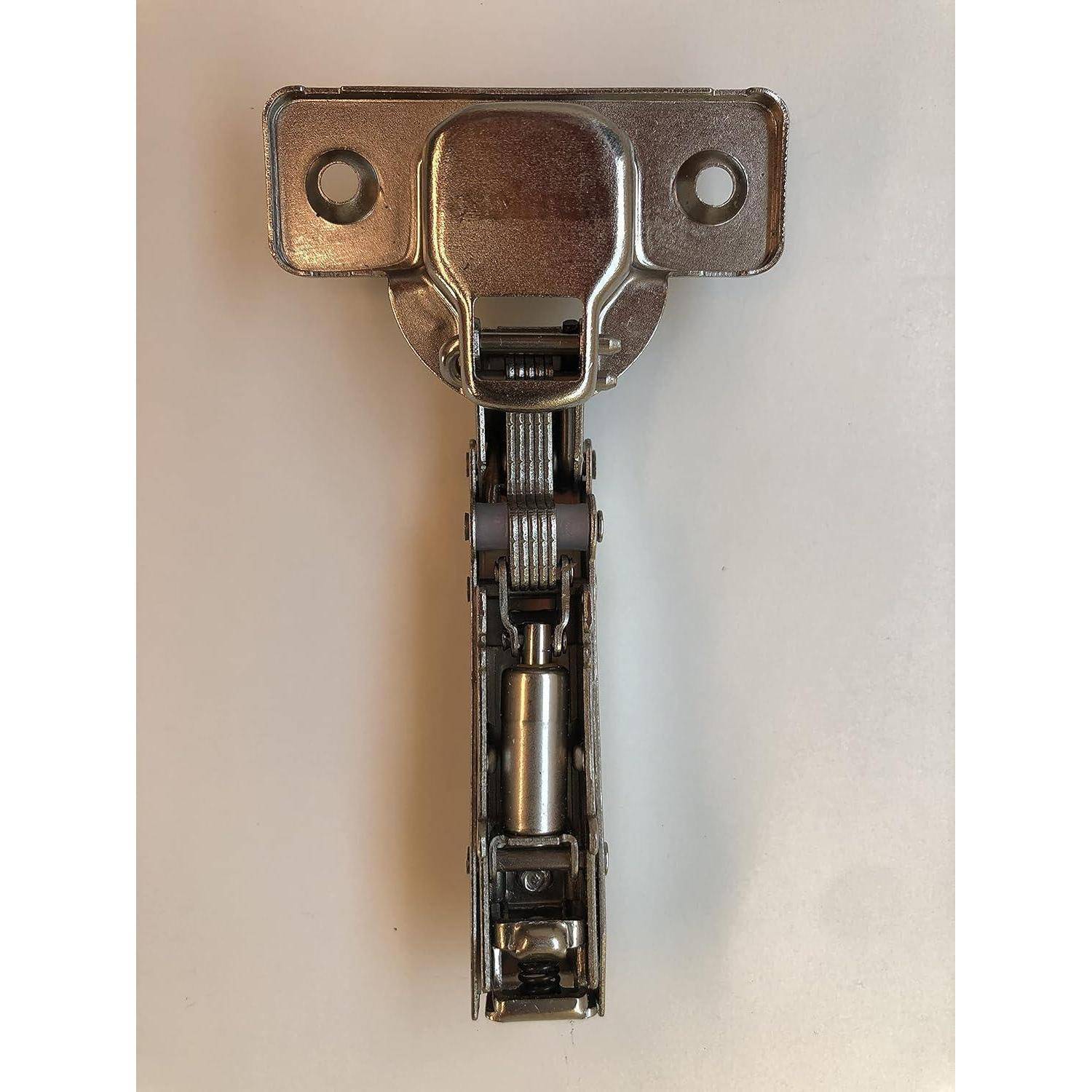 Metallscharnier mit angeschraubten Befestigungsschrauben, verwendet zum Anbringen von Türen oder Schränken, von vorne betrachtet, mit detaillierten Mechanismen und Einzelteilen.