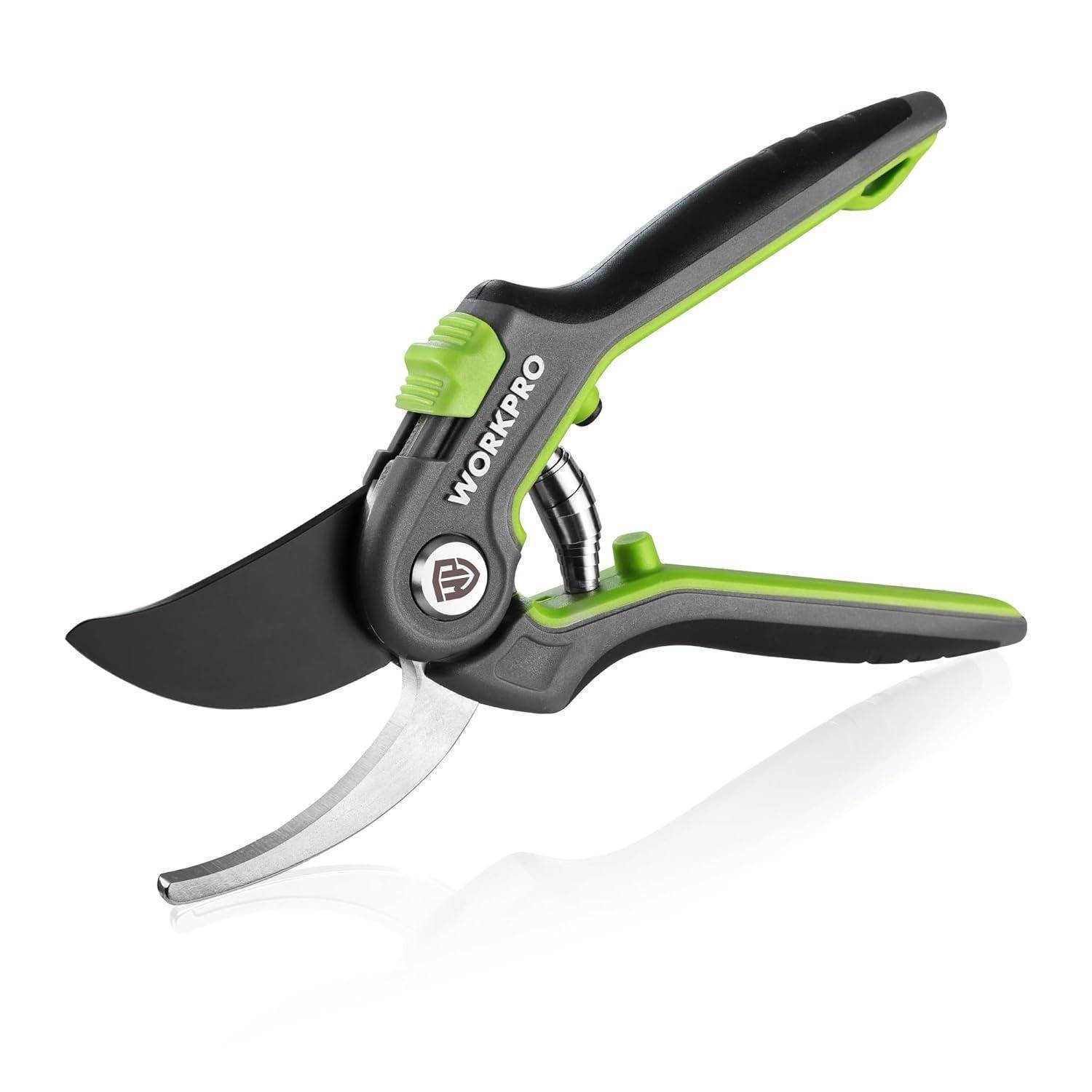 Eine schwarze und grüne Handgartenschere mit gebogenen Klingen, auf deren Griff 'WORKPRO' steht, die zum Schneiden von Pflanzen und kleinen Ästen konzipiert ist.