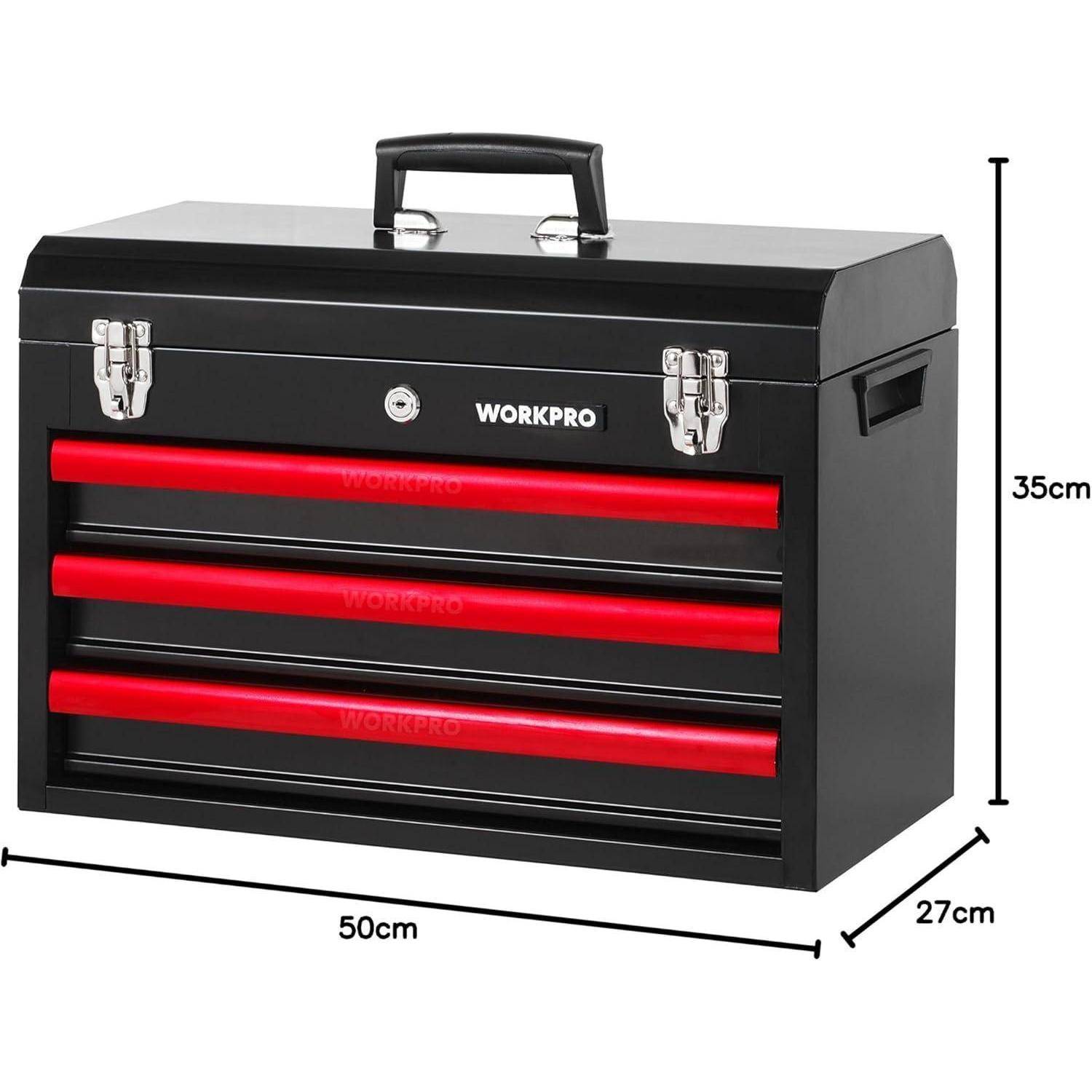 Eine schwarze und rote Werkzeugkiste mit drei Schubladen, einem Griff oben und ihren Abmessungen: 50 cm breit, 27 cm tief und 35 cm hoch.