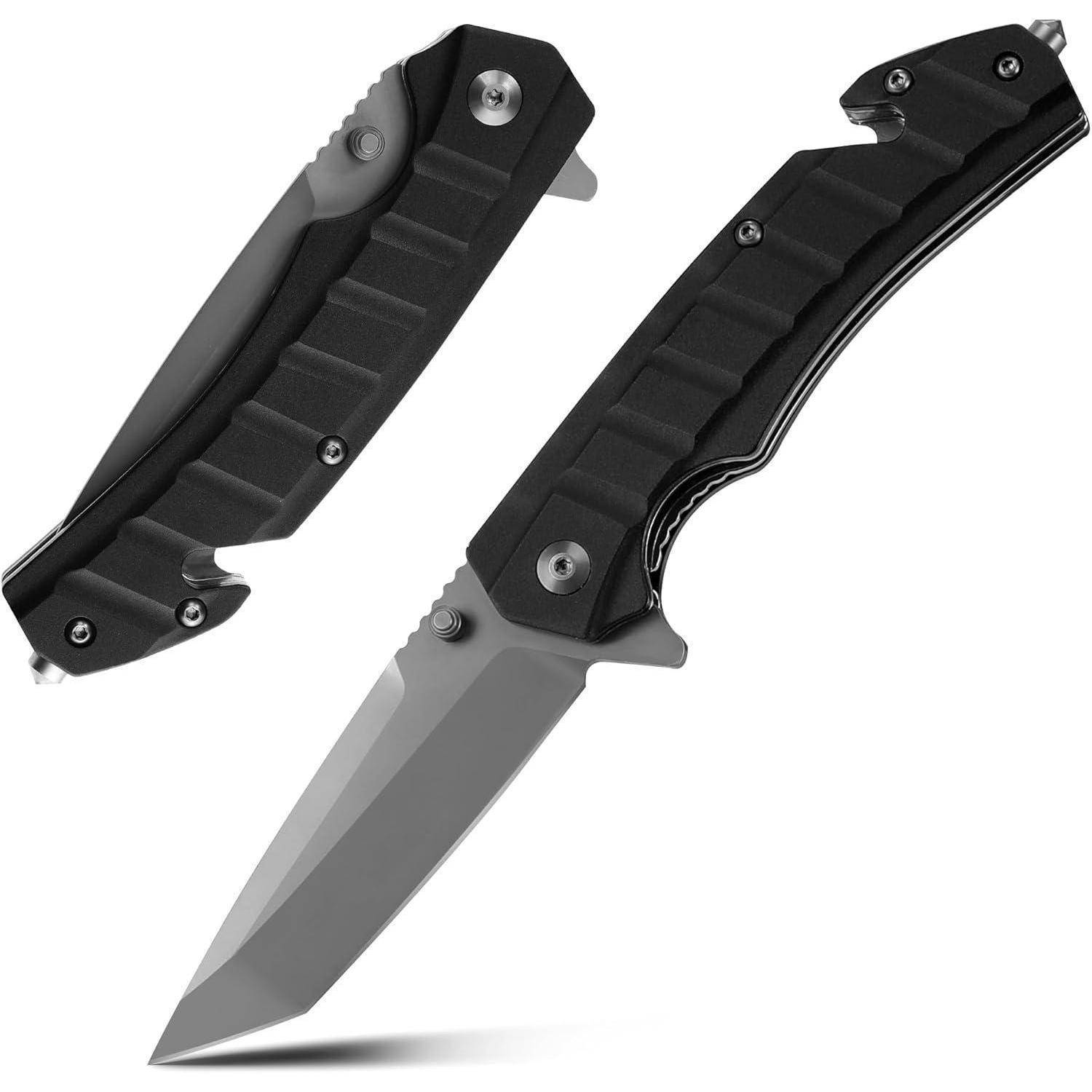 Ein schwarzes taktisches Klappmesser mit strukturiertem Griff und teilweise gezahnter Klinge, in geöffneter und geschlossener Position, das sein Design betont.