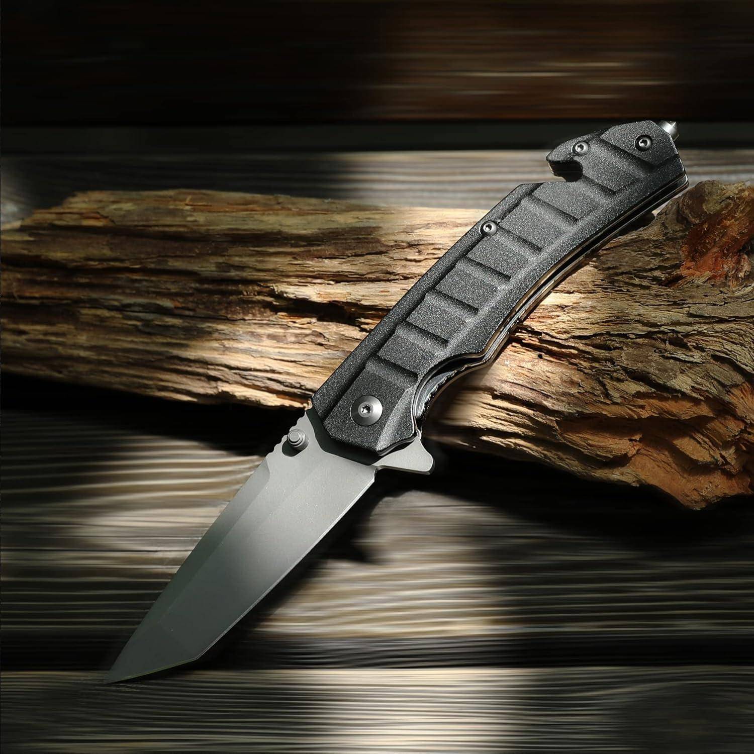 Ein Klappmesser mit einem schwarzen, strukturierten Griff und einer Klinge aus Edelstahl ist vor einem Holzhintergrund mit dramatischer Beleuchtung platziert.