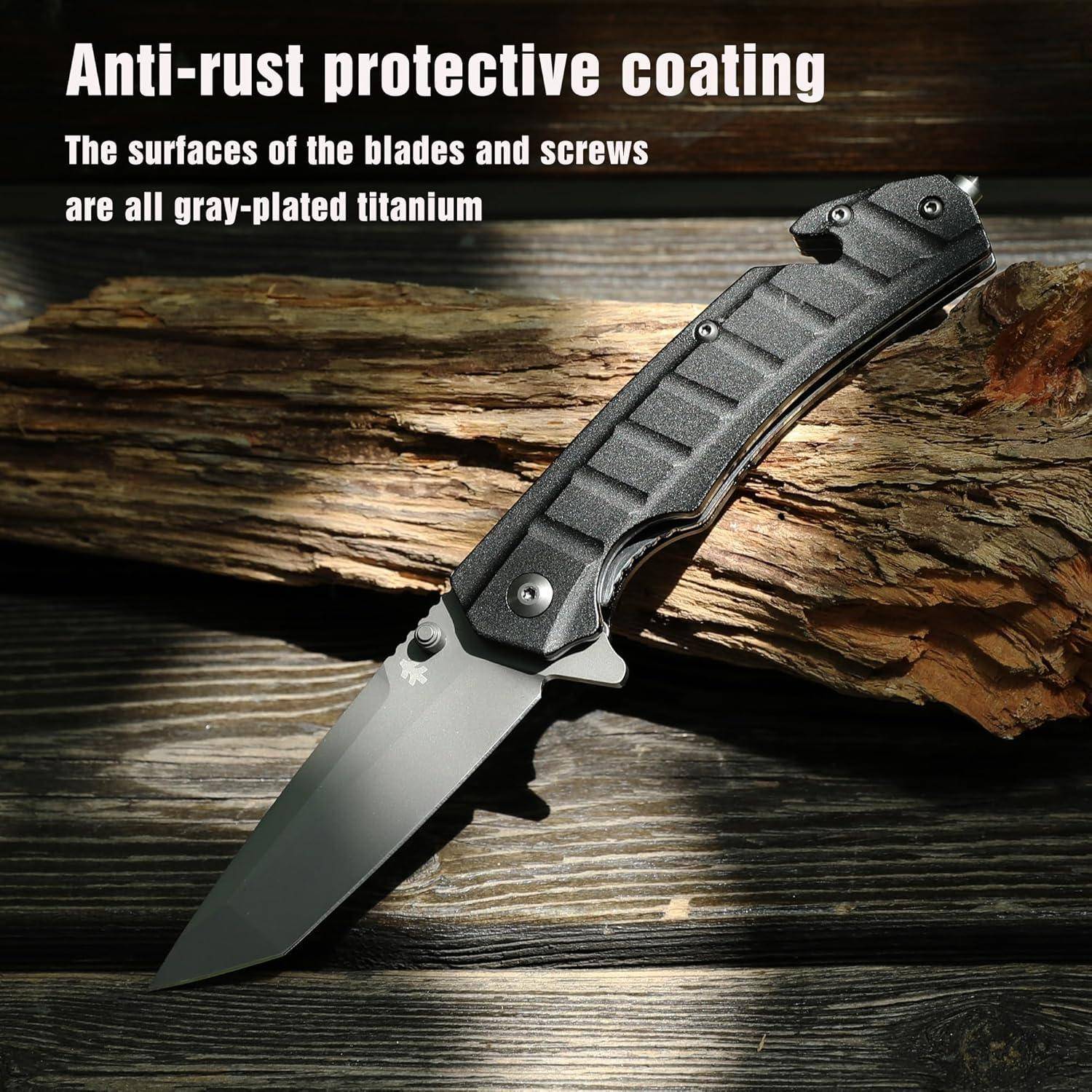 Ein Klappmesser mit schwarzem Griff und Klinge, auf Holz platziert. Text: 'Antikorrosive Schutzschicht, Oberflächen von Klingen und Schrauben sind alle titan-grau beschichtet.
