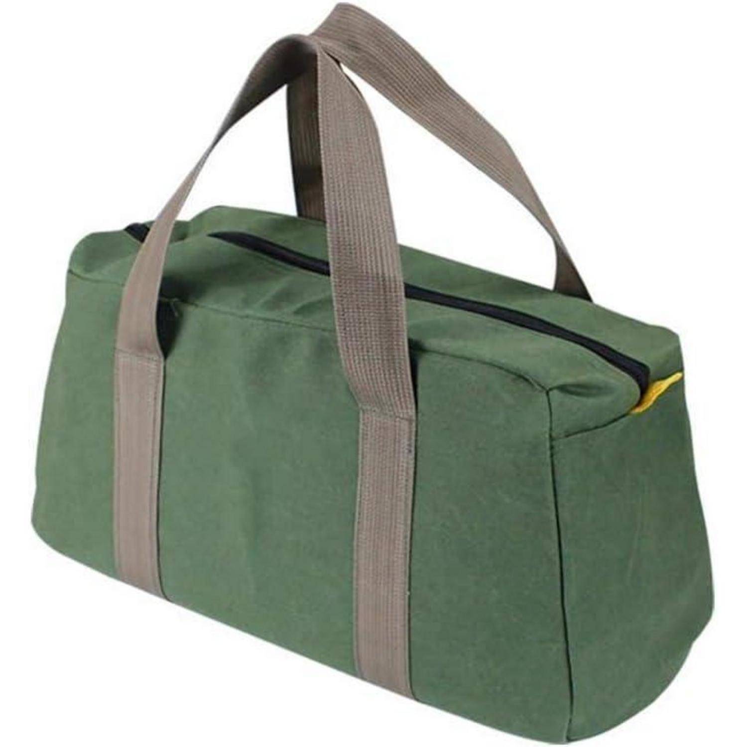 Eine grüne Segeltuch-Reisetasche mit braunen Griffen und einem schwarzen Reißverschluss, von der Seite gezeigt.