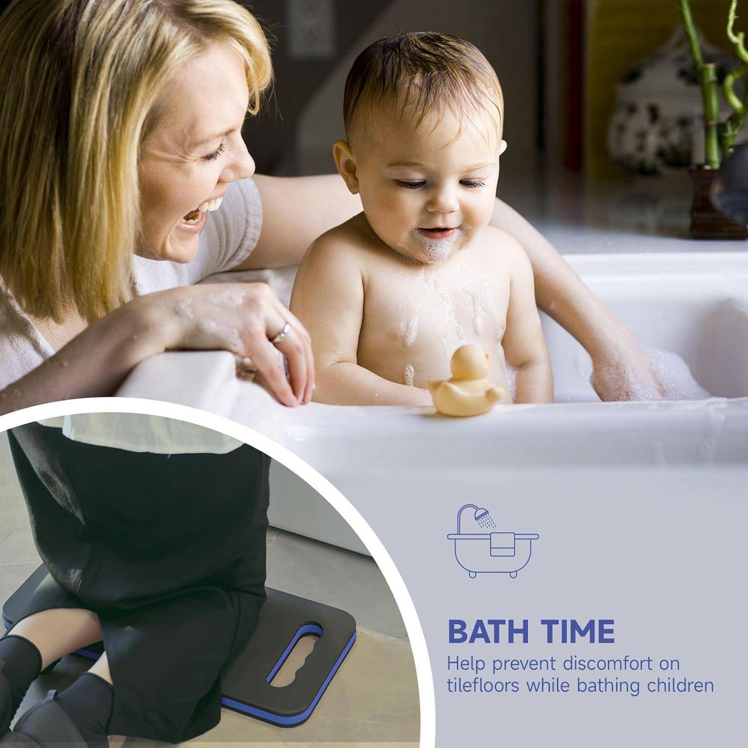 Eine Frau badet ein lächelndes Baby in einem Waschbecken. Text lautet: 