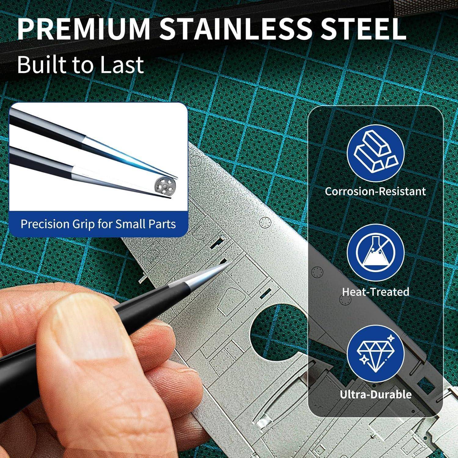 Hand, die ein Praezisionswerkzeug nahe einem Metallbauteil hält mit dem Text 'Premium Edelstahl' und Symbolen, die Korrosionsbeständigkeit, Wärmebehandlung und Haltbarkeit anzeigen.