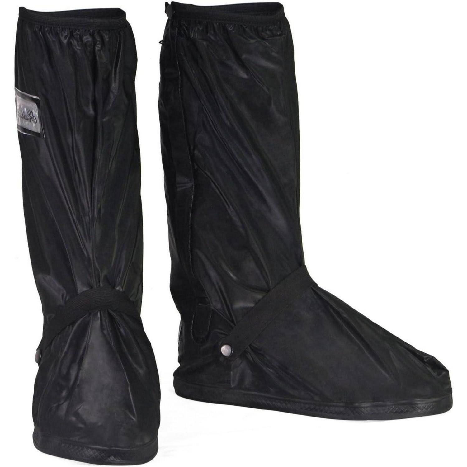 Schwarze wasserdichte Überschuhe, aufrecht stehend dargestellt, die entwickelt wurden, um Schuhe vor Regen zu schützen. Sie verfügen über verstellbare Riemen und Rückenverschlüsse.