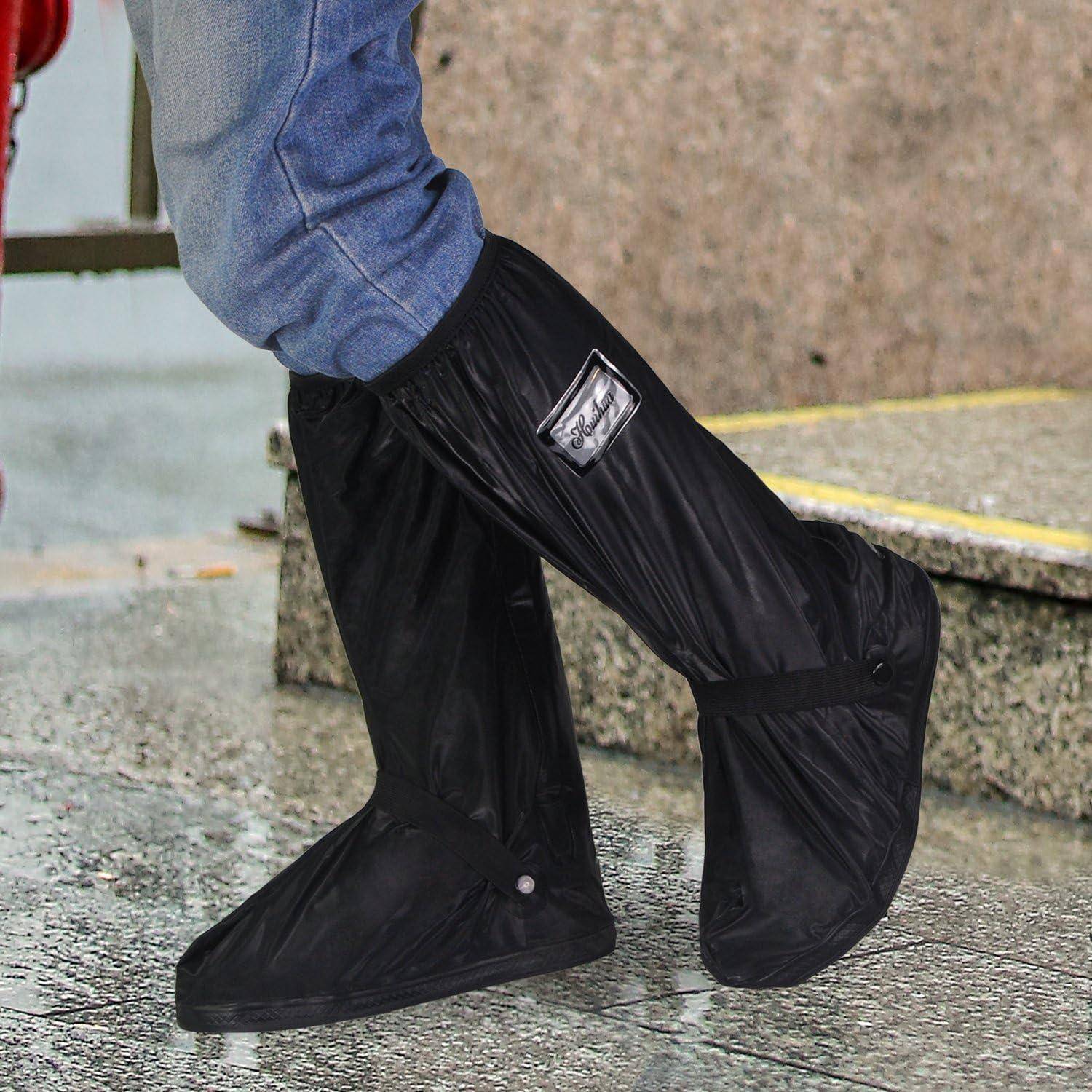 Eine Person, die schwarze wasserdichte Schuhüberzieher auf einem nassen Gehweg trägt und damit ihre Schuhe vor Regen schützt.