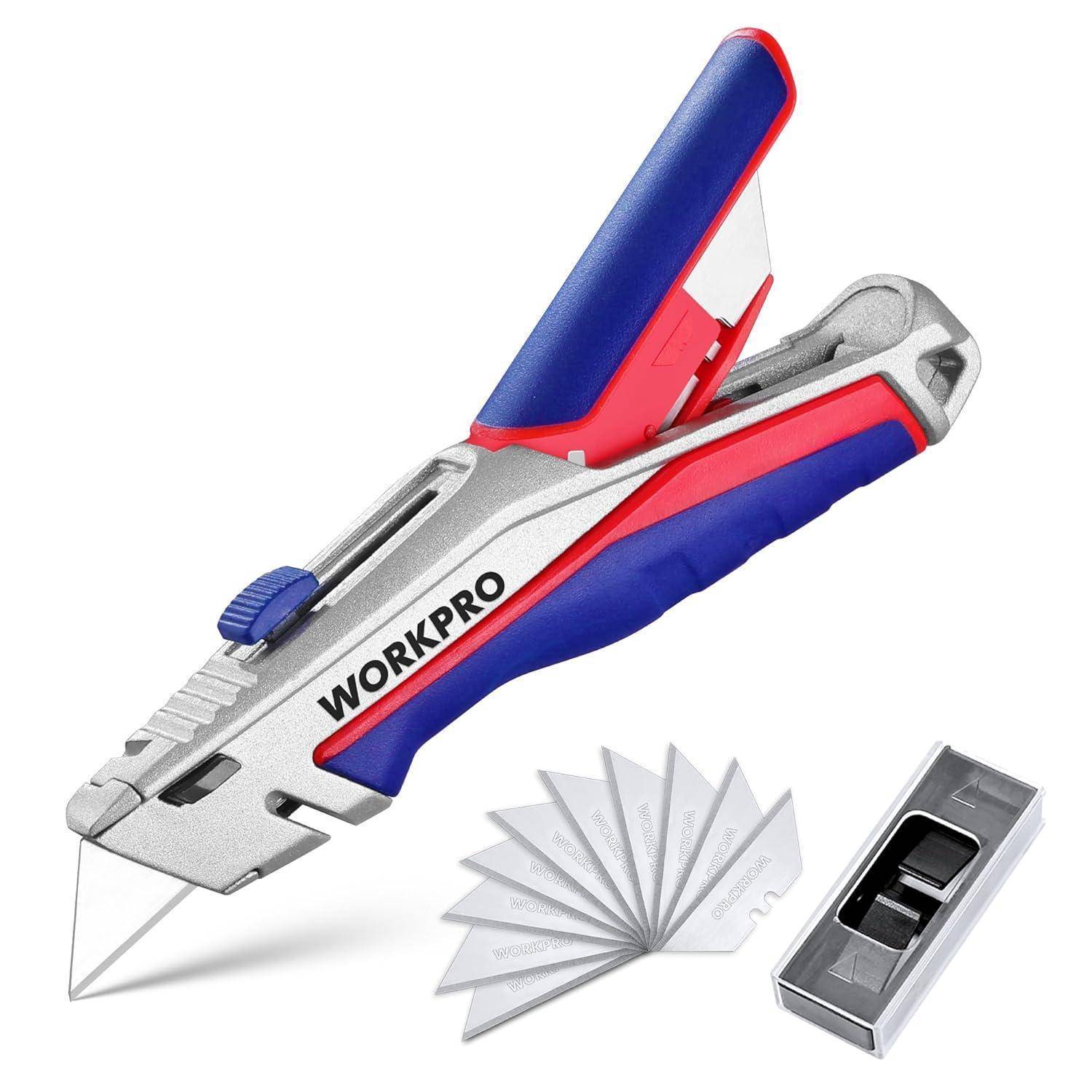 Ein Universalmesser mit einziehbarer Klinge, beschriftet mit 'WORKPRO', gezeigt mit mehreren Ersatzklingen und einem Klingenspeicherkoffer.