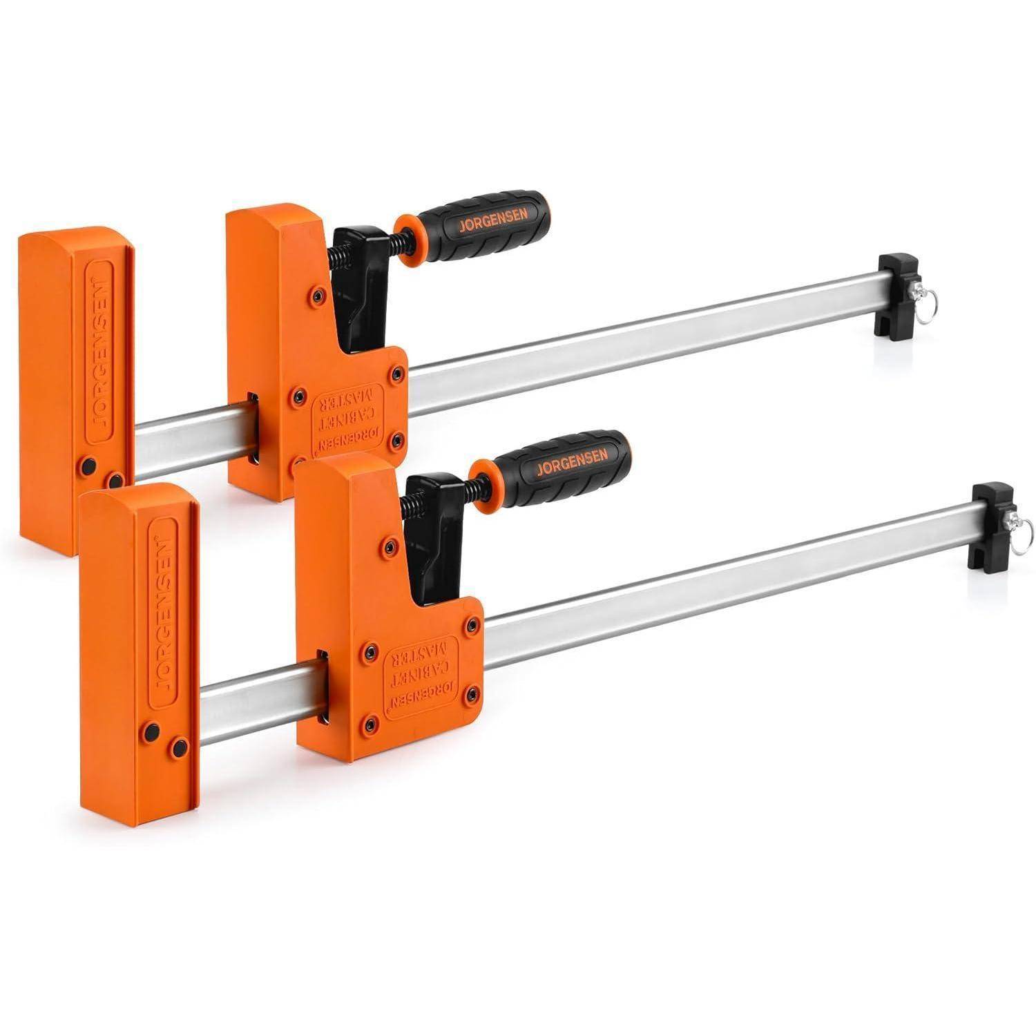 Zwei orange und silberne Parallelschraubzwingen, jeweils mit einem schwarzen Griff, liegen nebeneinander. Sie werden verwendet, um Materialien sicher zu befestigen.