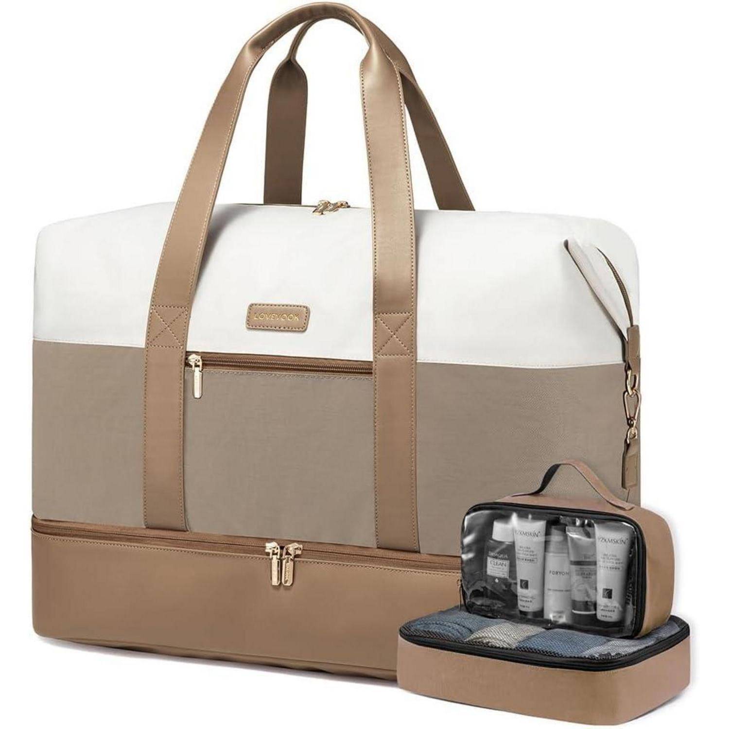 Eine beige und weiße Reisetasche mit braunen Griffen, die ein gut organisiertes unteres Fach mit Toilettenartikeln und zusammengelegten Kleidungsstücken aufweist.