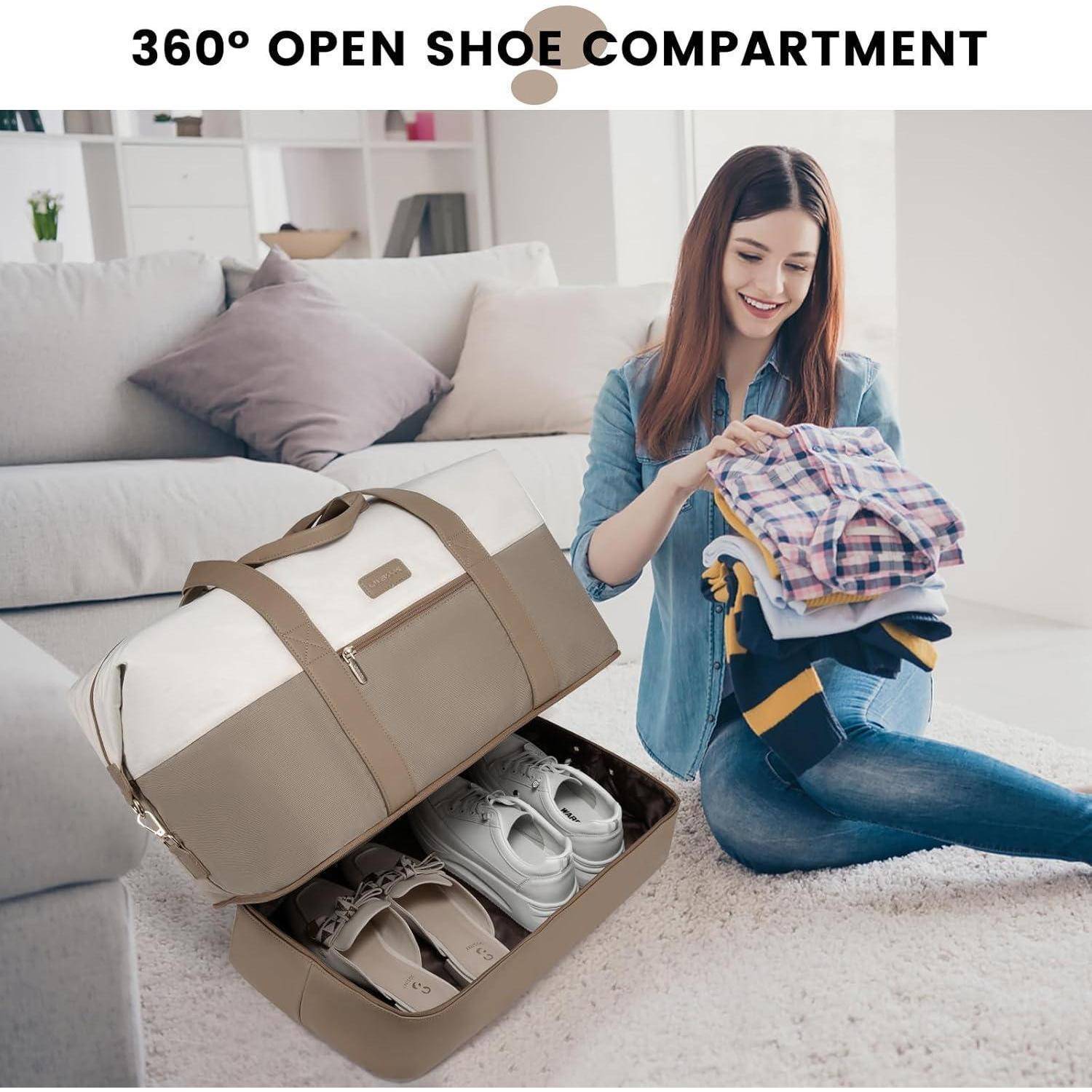 Eine Frau sitzt auf einem Sofa und hält zusammengefaltete Kleidung neben einer offenen Reisetasche mit einem Schuhfach, in dem zwei Schuhpaare zu sehen sind.