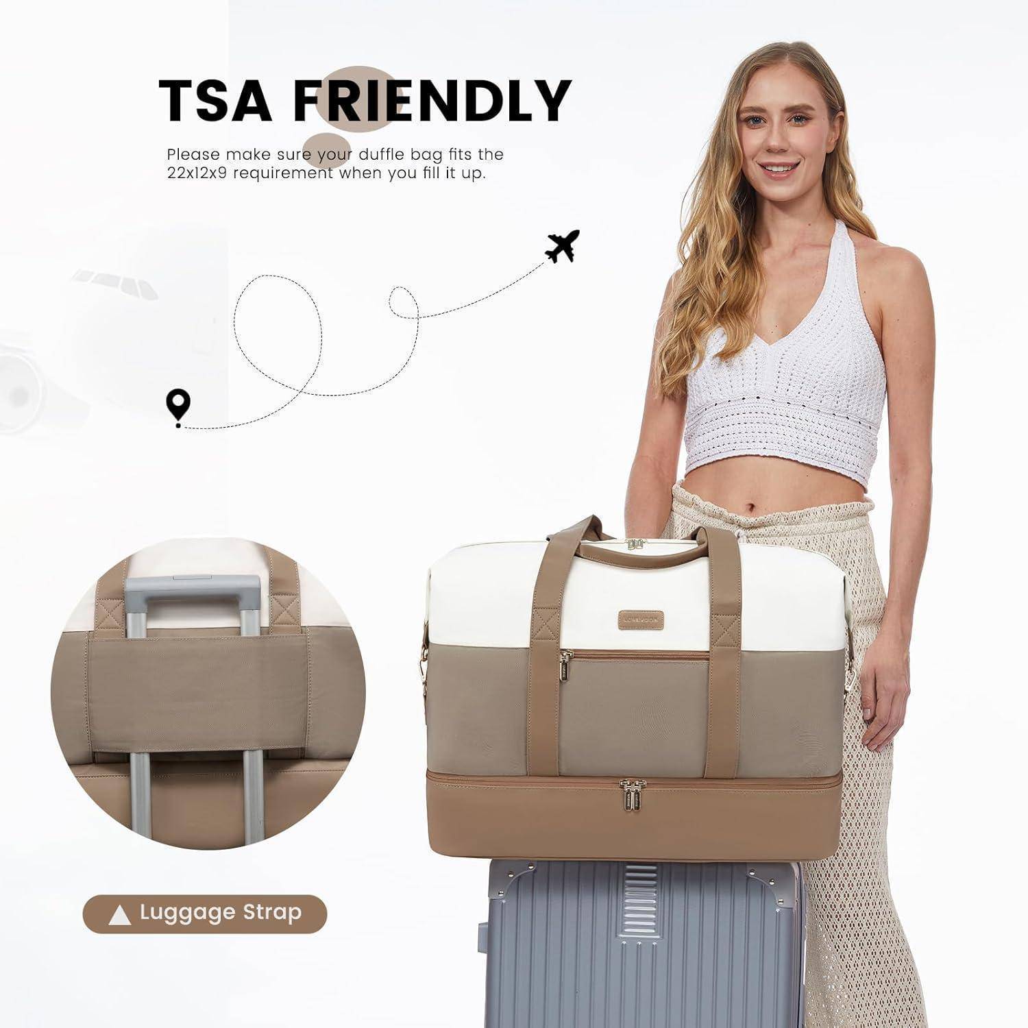 Eine Frau steht mit einer beige-weißen Reisetasche auf einem Koffer. Der Text liest 