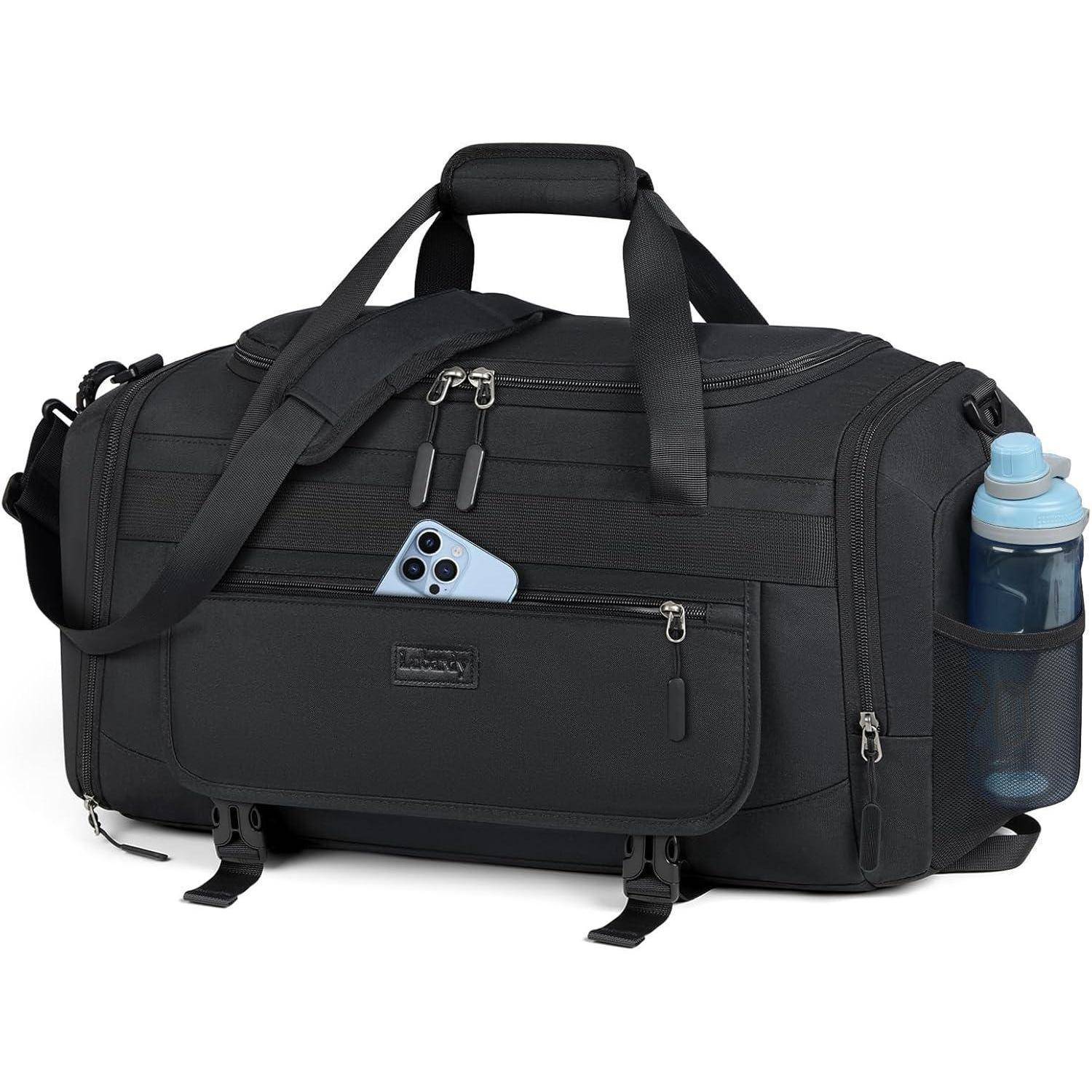 Eine schwarze Sporttasche mit mehreren Fächern, ein Smartphone in einer Tasche und eine Wasserflasche in einem Seitenhalter.