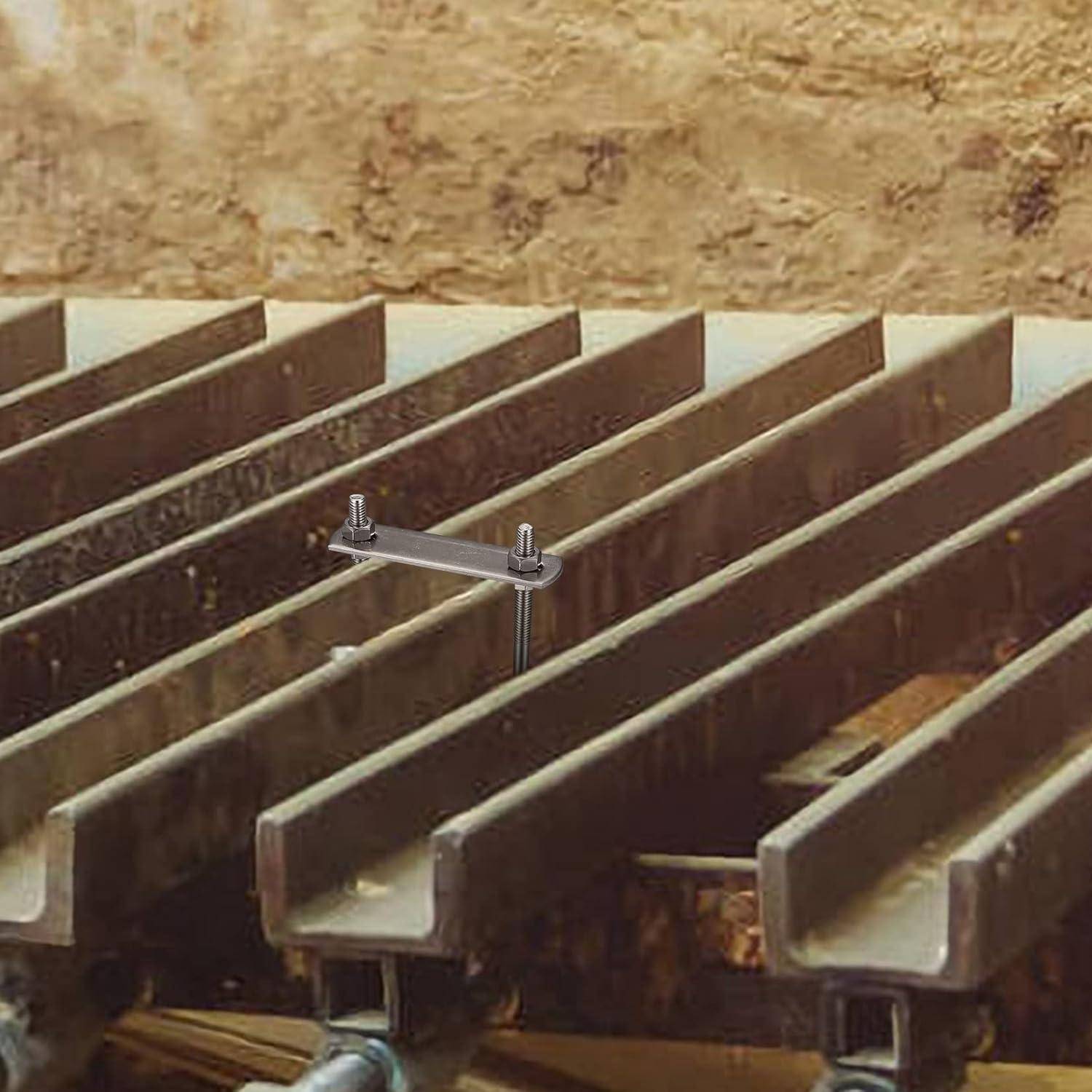 Eine Sechskantschraube liegt auf einem Metallträger mit parallelen Rillen, was auf eine industrielle oder bauliche Umgebung hindeutet.