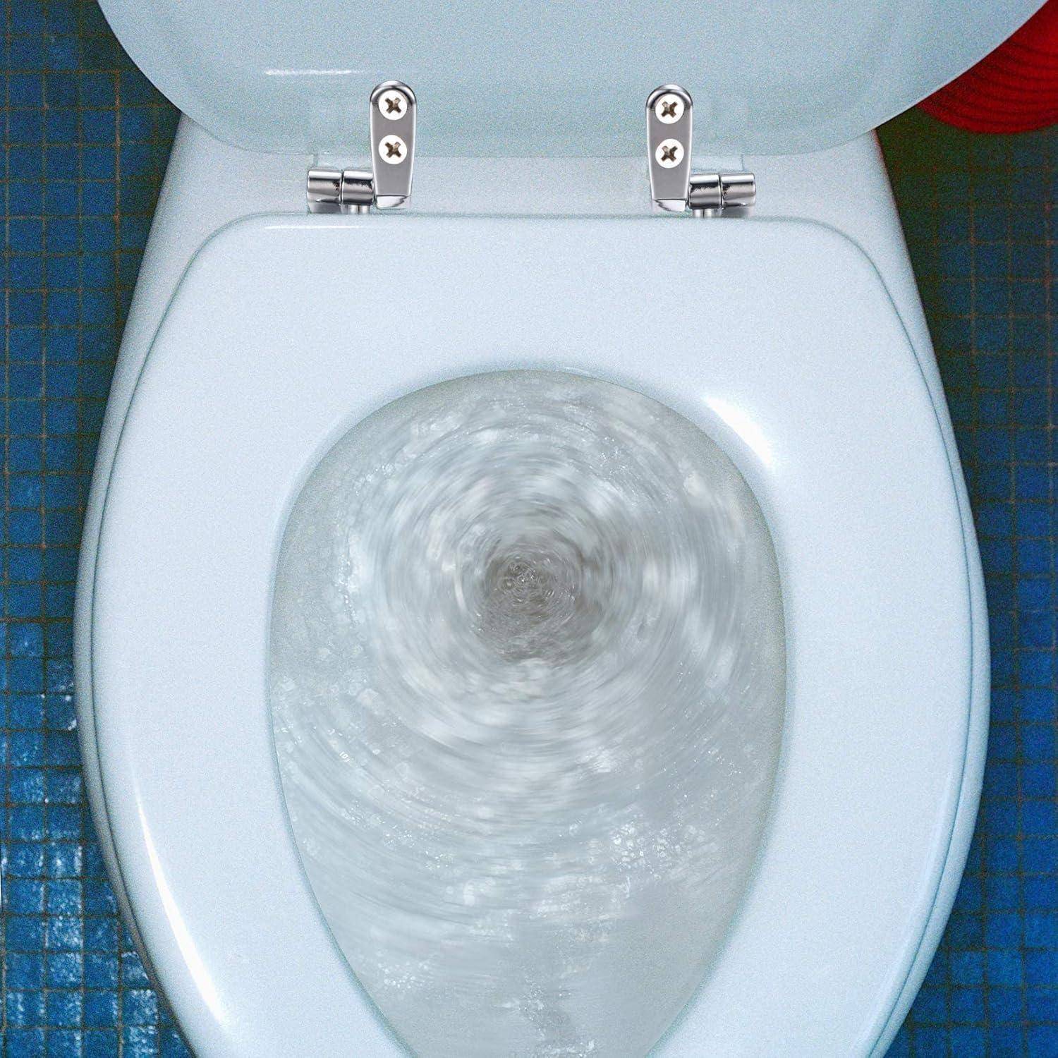 Eine Toilette mit hochgeklapptem Deckel, die Wasser, das in der Schüssel wirbelt, während sie gespült wird, zeigt. Der Boden ist mit blauen quadratischen Fliesen bedeckt.