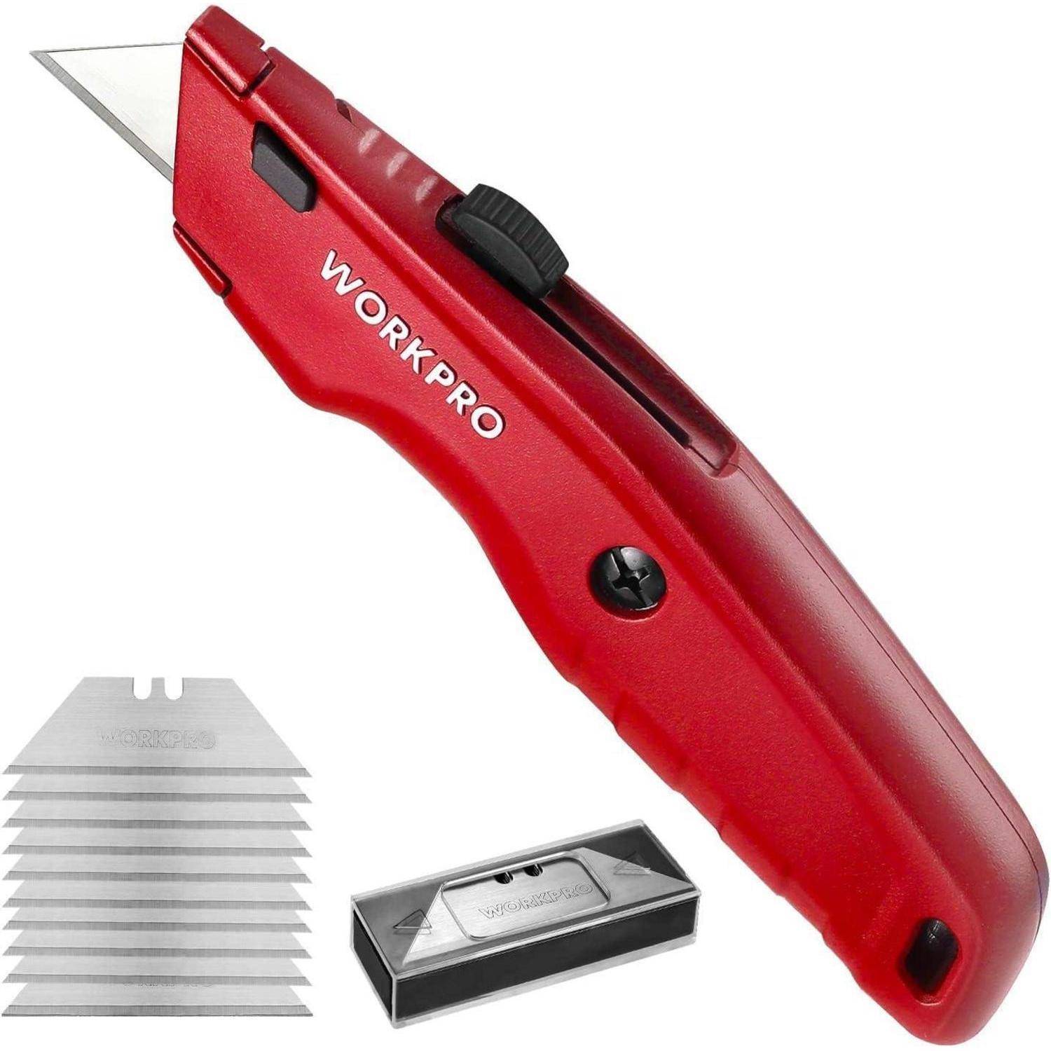 Ein roter WORKPRO Universalmesser mit sichtbarer Klinge und einer Packung Ersatzklingen in der Nähe.