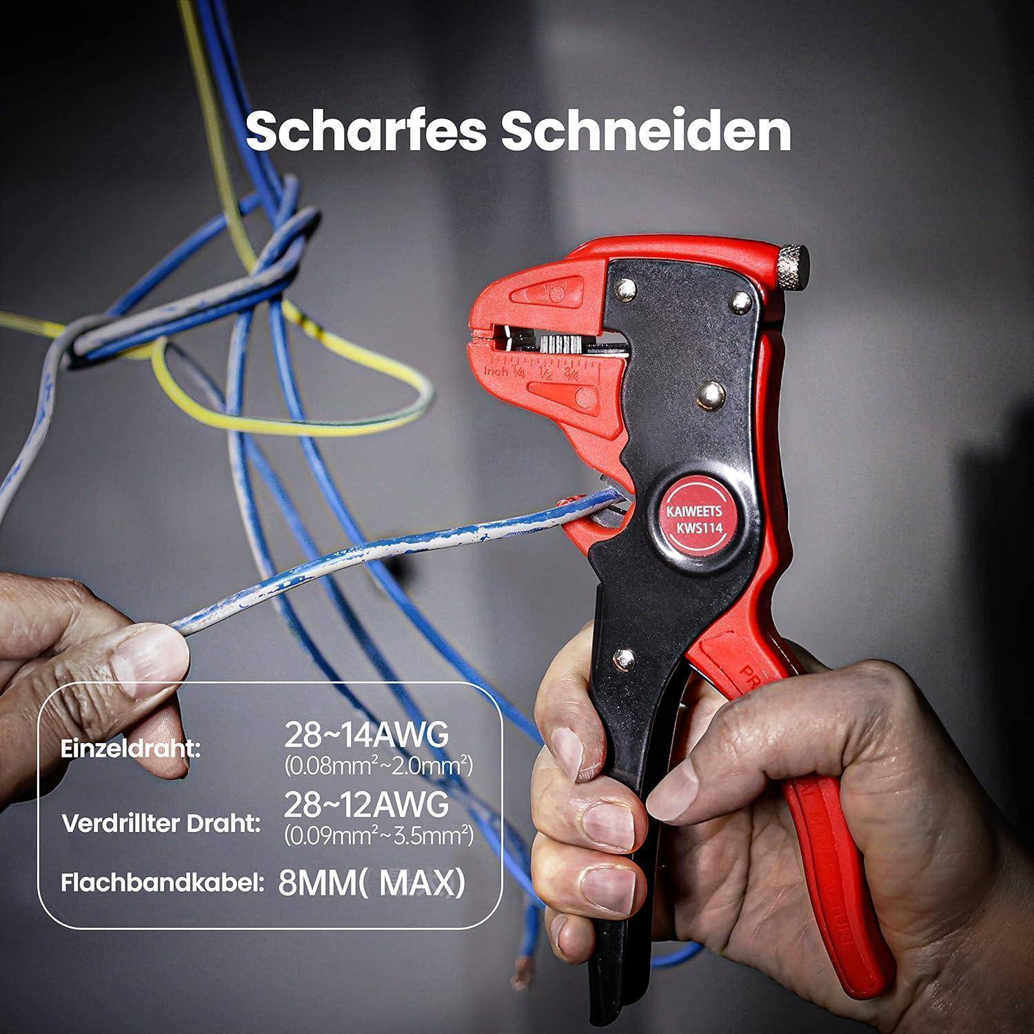 Eine Person verwendet eine rote Abisolierzange, um die Isolierung von elektrischen Leitungen zu entfernen. Der Text oben liest sich 