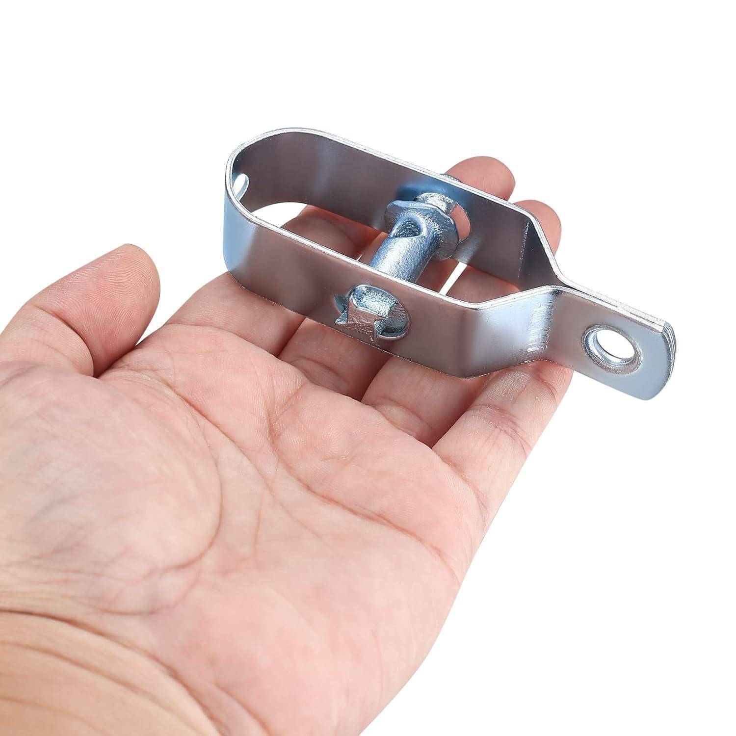 Eine Hand, die eine metallische Halterung mit einem Bolzen in der Mitte hält, die zum Befestigen oder Verbinden von Teilen verwendet wird.