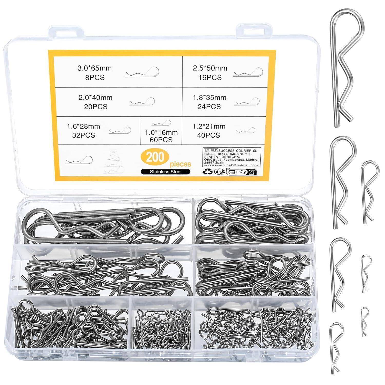 Eine durchsichtige Plastikbox enthält Rohrsteckbolzen verschiedener Größen, die in Fächern organisiert sind. Ein Etikett listet die Mengen und Abmessungen für jede Größe auf.