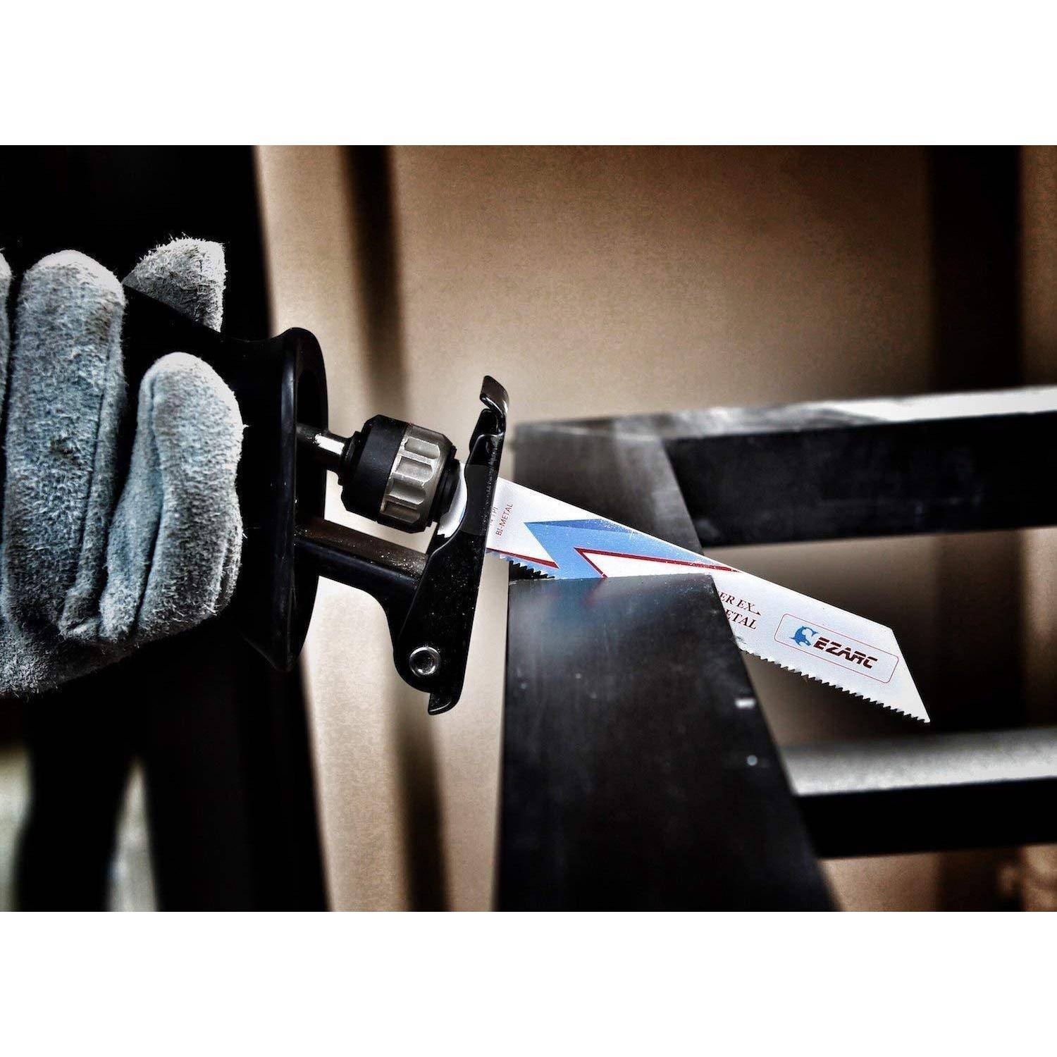 Eine mit einem Handschuh bekleidete Hand hält eine Säbelsäge, die durch Metall schneidet und die präzise Werkzeugnutzung für industrielle oder Bauaufgaben hervorhebt.