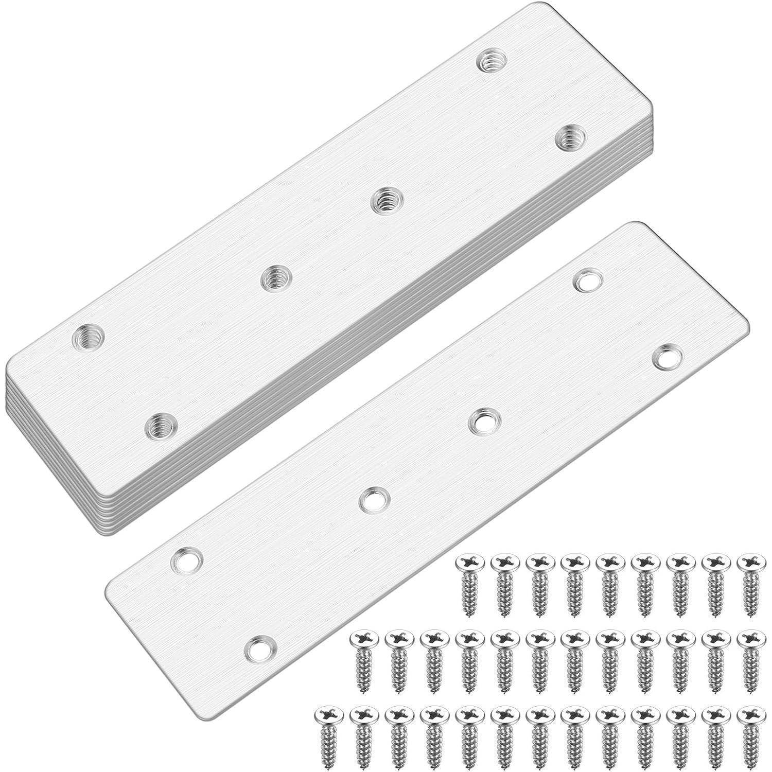 Stapel rechteckiger Metallplatten mit vorgebohrten Löchern, zusammen mit einem Satz Schrauben, verwendet für Verbindungen oder Verstärkungen.