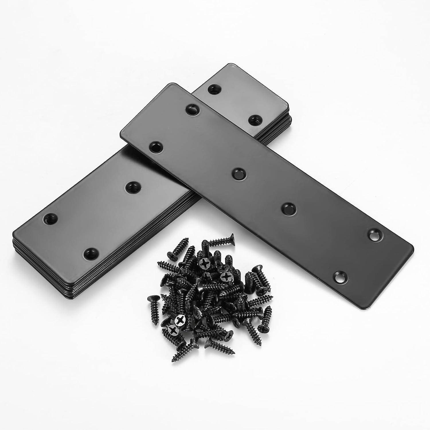 Zwei schwarze rechteckige Metallplatten mit Löchern, begleitet von einem Haufen schwarzer Schrauben auf einem weißen Hintergrund.