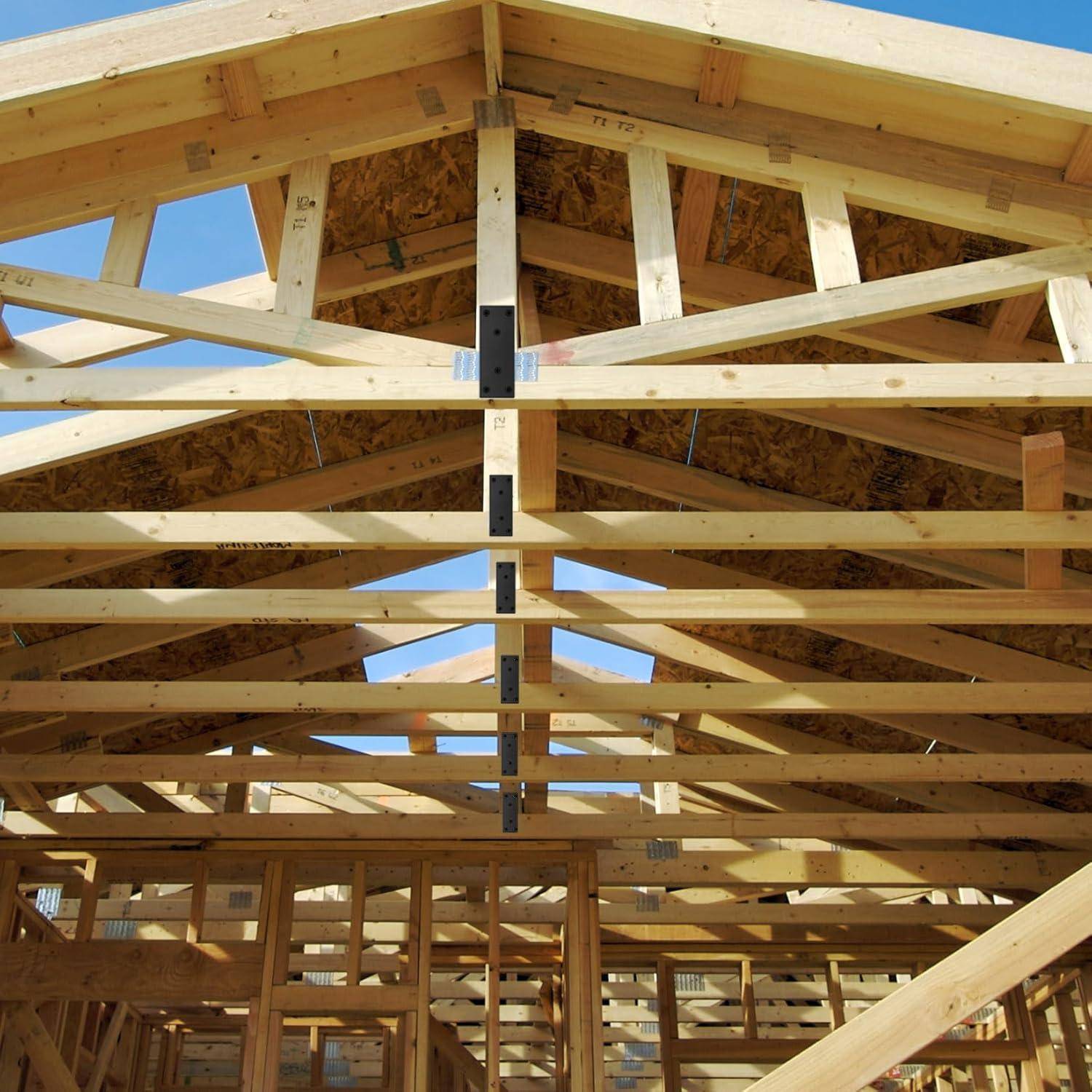Holzdachsparren im Bau, die den Rahmen eines Gebäudes zeigen, mit sichtbaren Balken und offenem Himmel im Hintergrund.