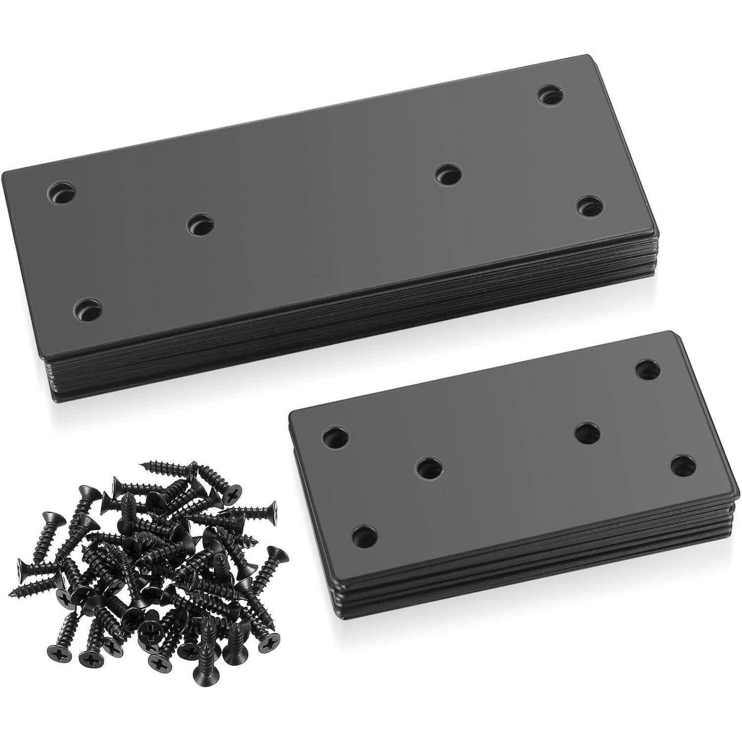 Schwarze Metallplatten mit vorgebohnten Löchern und einem Haufen schwarzer Schrauben, geeignet für Bau- oder Montagetätigkeiten.