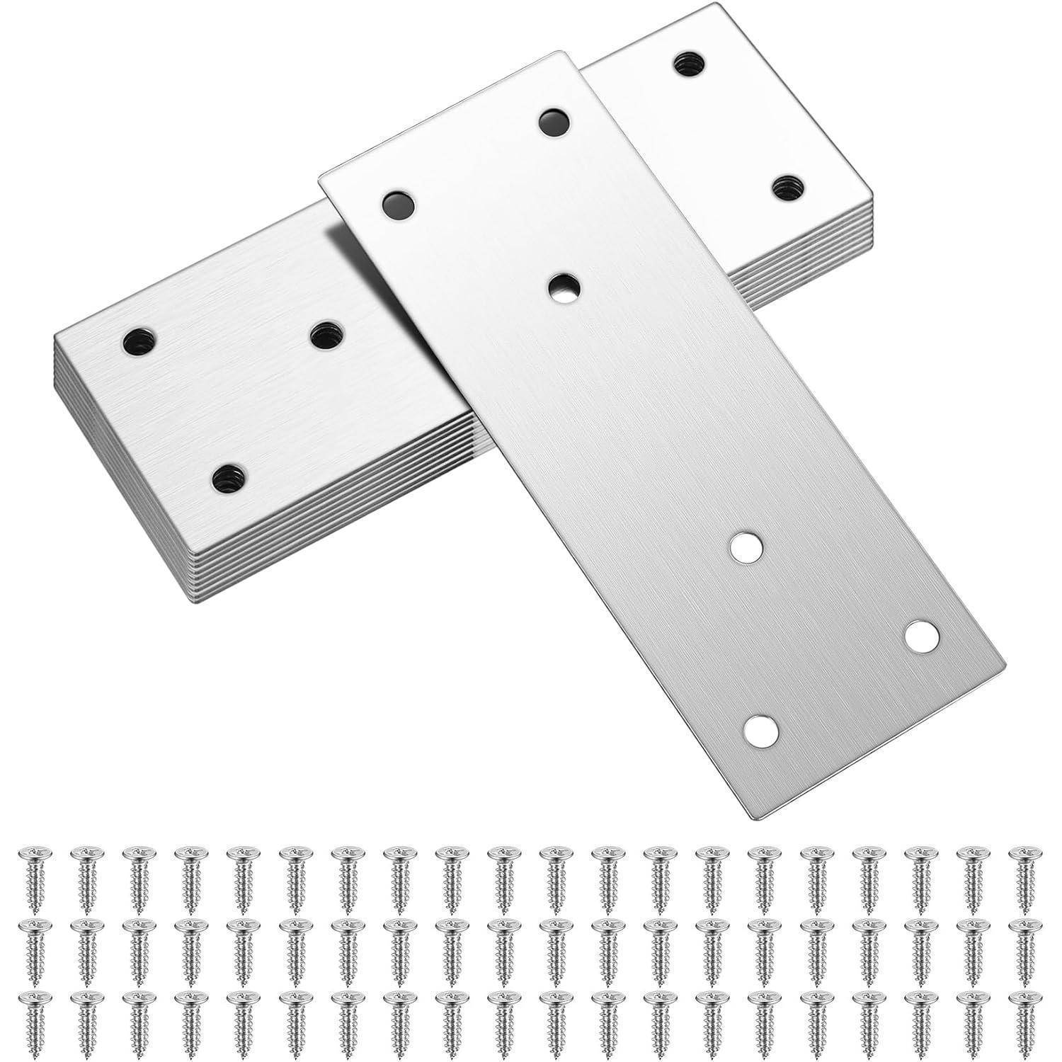 Metallverbindungsplatten mit vorgebohren Löchern, dargestellt mit Schrauben. Verwendet zum Verbinden oder Verstärken von zwei flachen Oberflächen im Bauwesen.