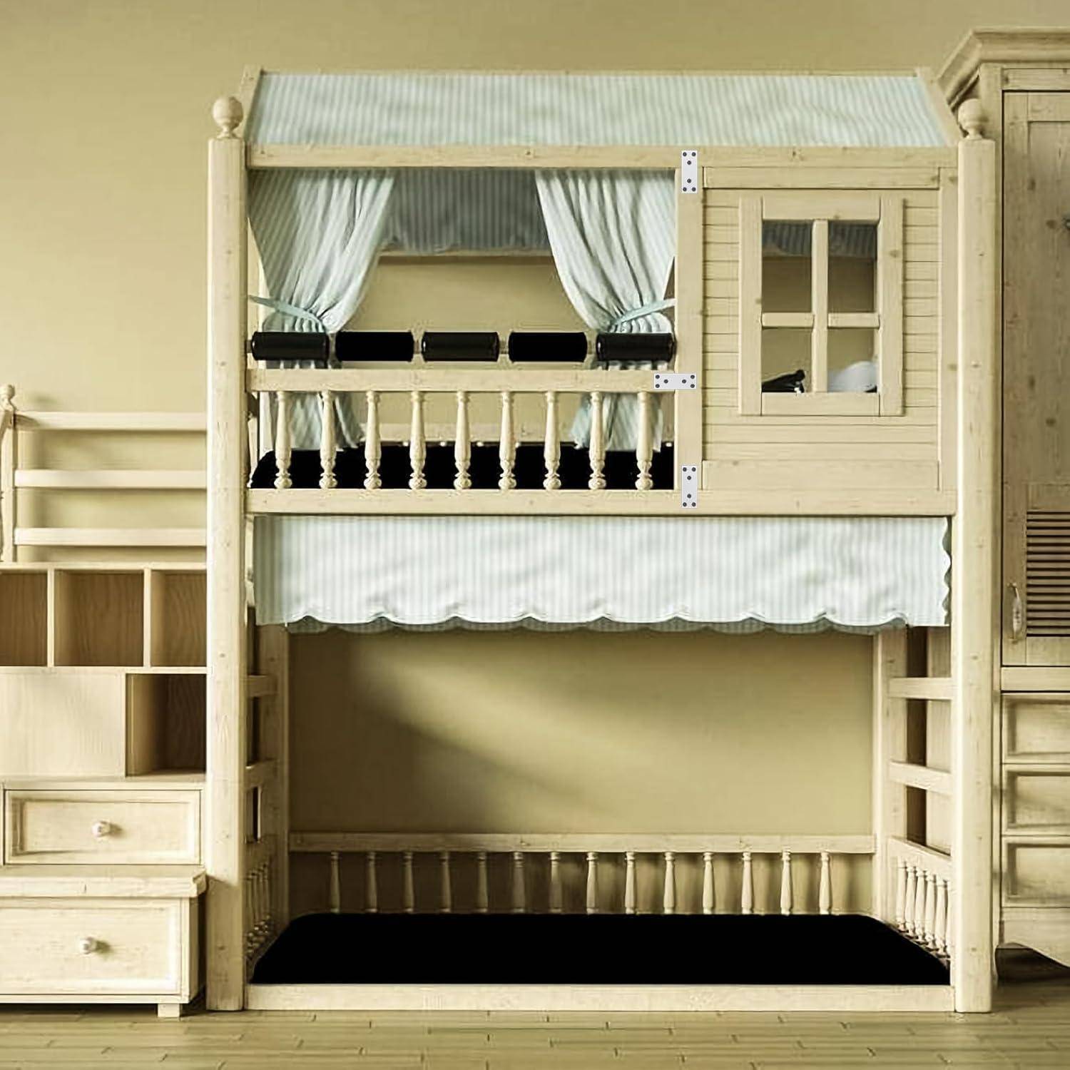 Ein Kinderhochbett, das als Holzspielhaus gestaltet ist, mit gestreiftem Vorhang-Dach, offenem Fenster sowie integrierten Regalen und einer Leiter.