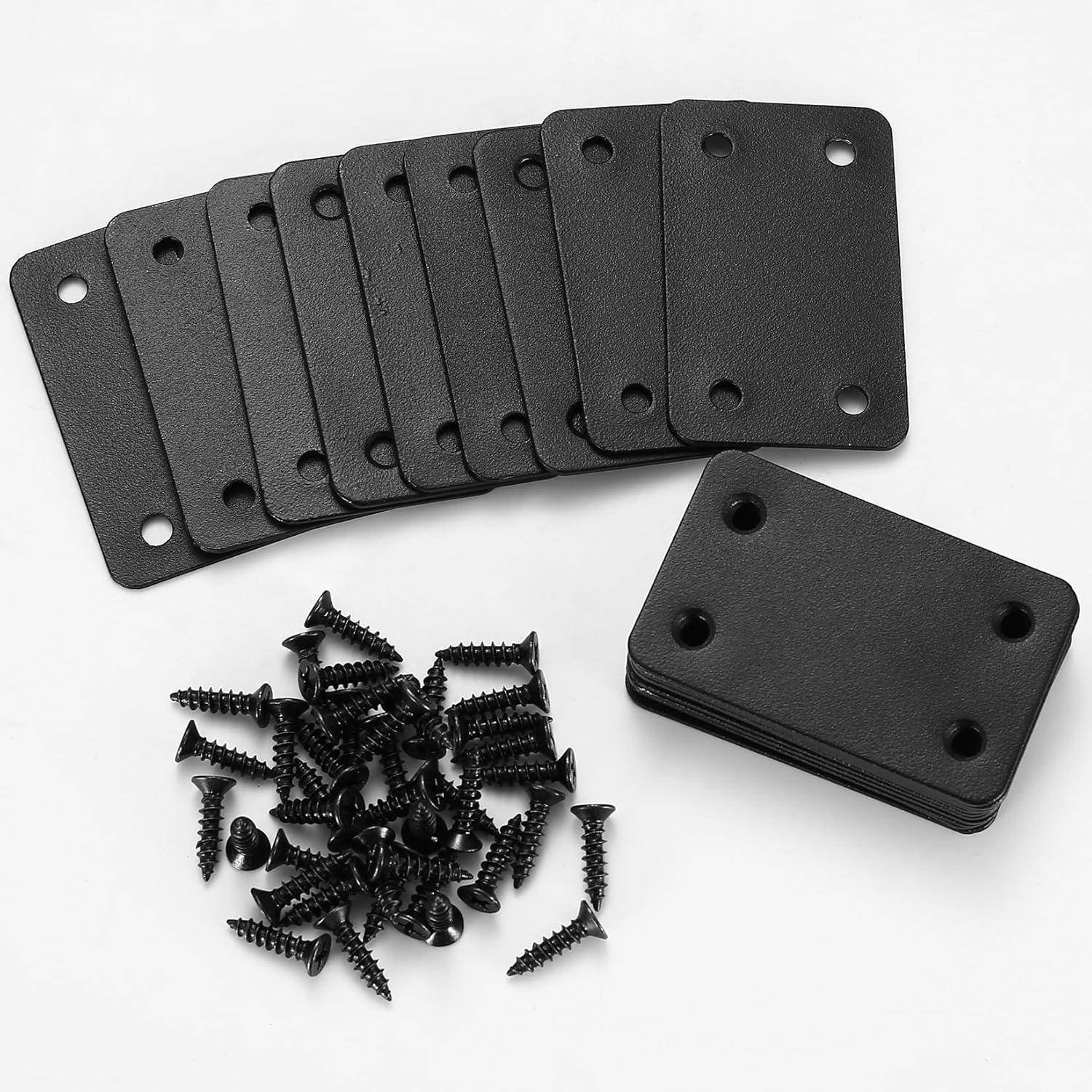 Zehn schwarze rechteckige Platten mit vier Ecklöchern, die neben einem Haufen schwarzer Schrauben auf einem weißen Hintergrund gestapelt sind.