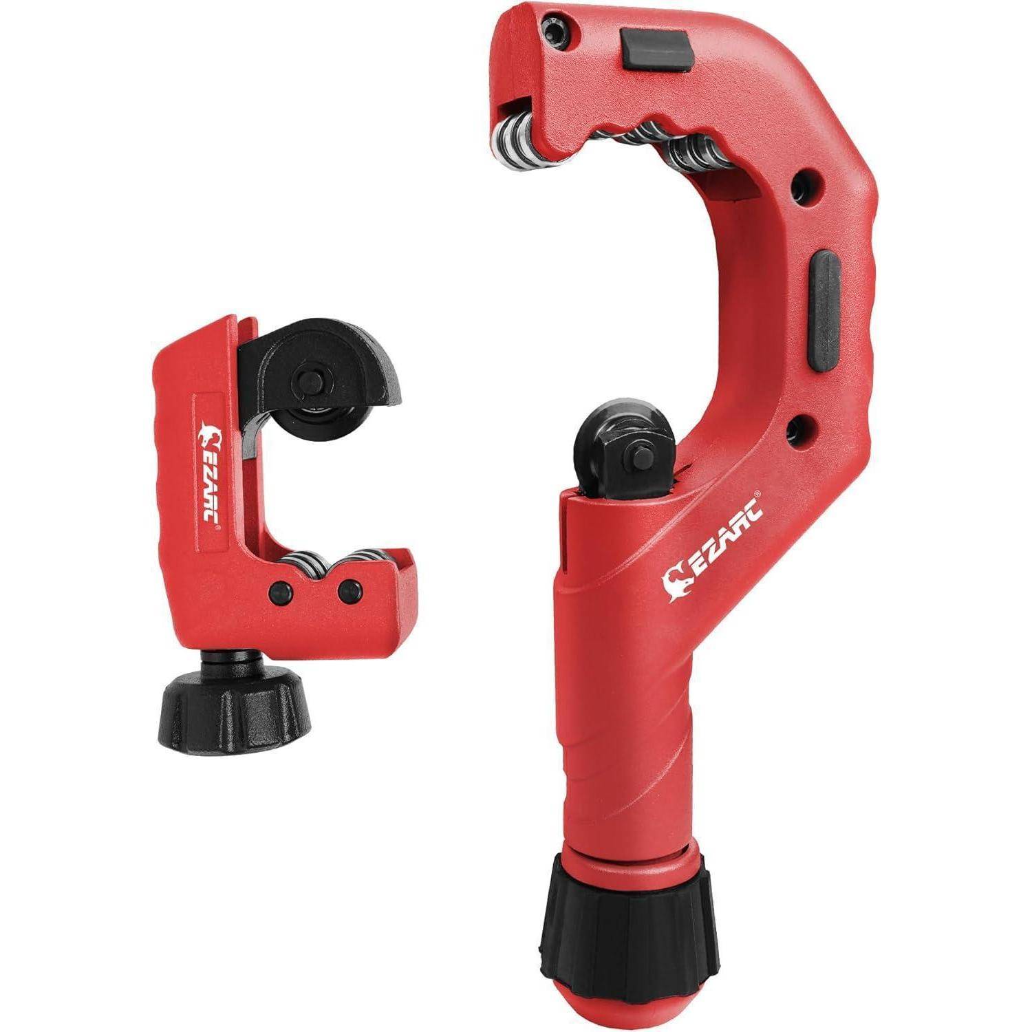 Roter robuster Rohrabschneider mit ergonomischem Griff und verstellbarer Klinge, entwickelt zum präzisen und mühelosen Schneiden von Metallrohren.
