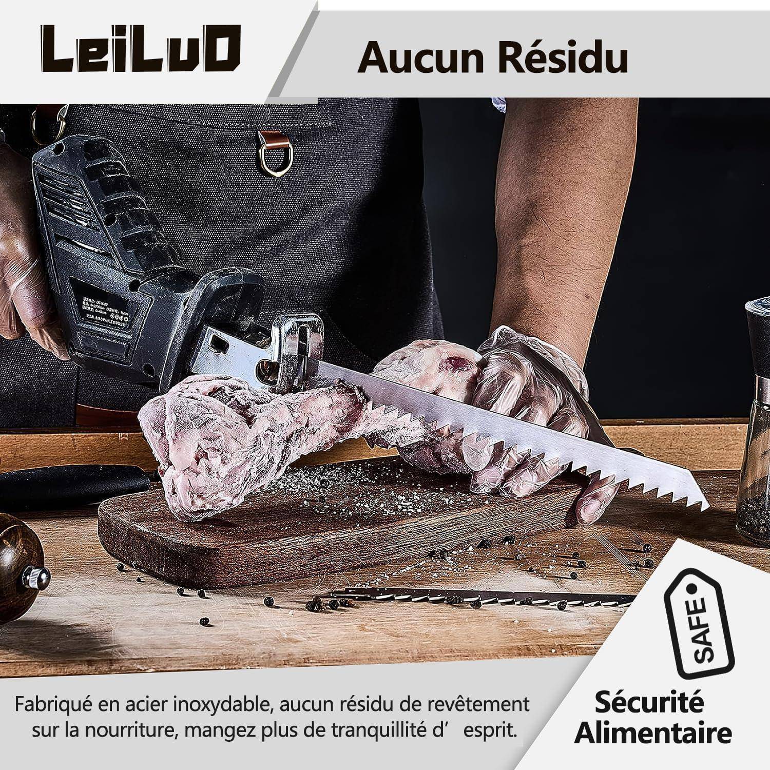 Eine Person verwendet ein Elektrowerkzeug mit einer Sägeblatt, um Fleisch auf einem Holzbrett zu schneiden. Der Text „Aucun Résidu