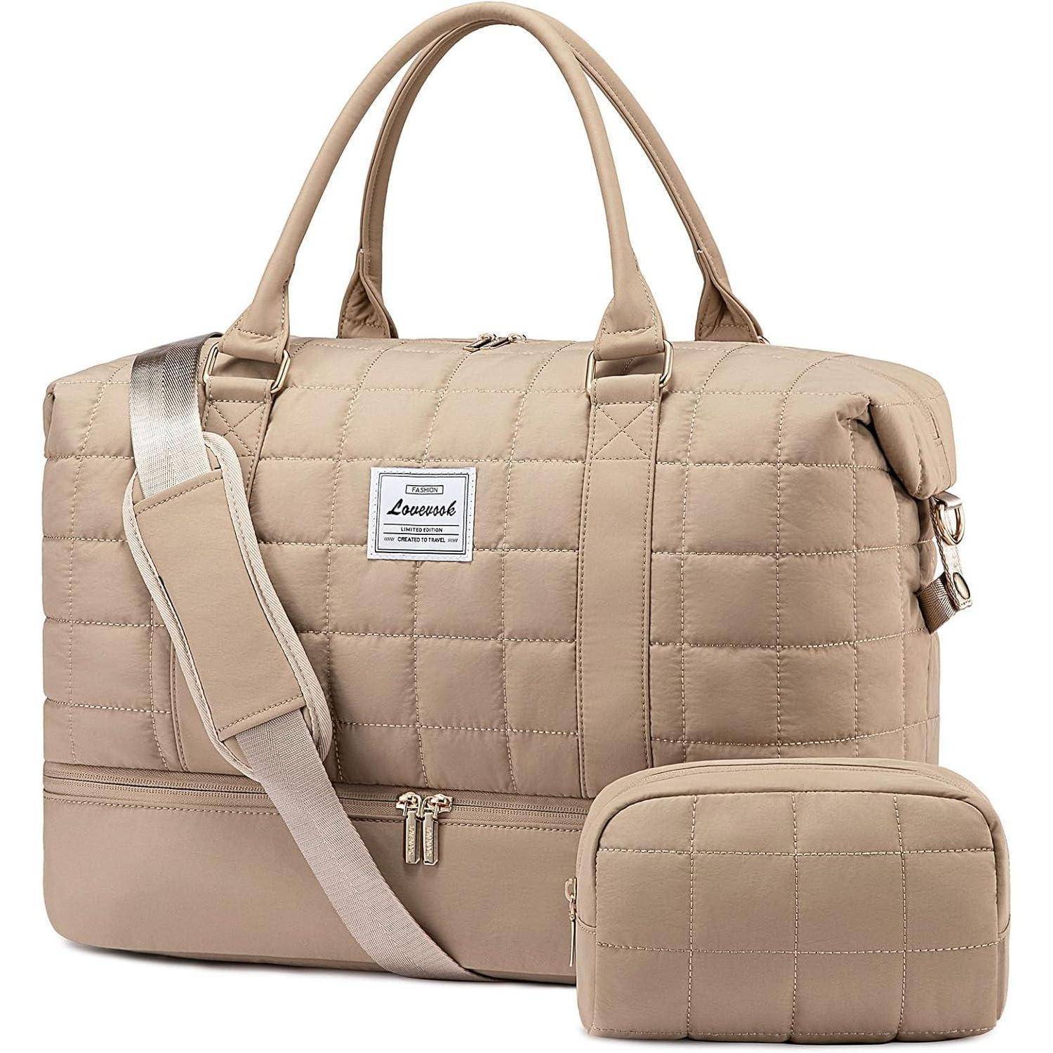 Gesteppte beige Reisetasche mit Griffen, abnehmbarem Gurt und Reißverschlüssen, zusammen mit einer passenden kleinen Tasche.