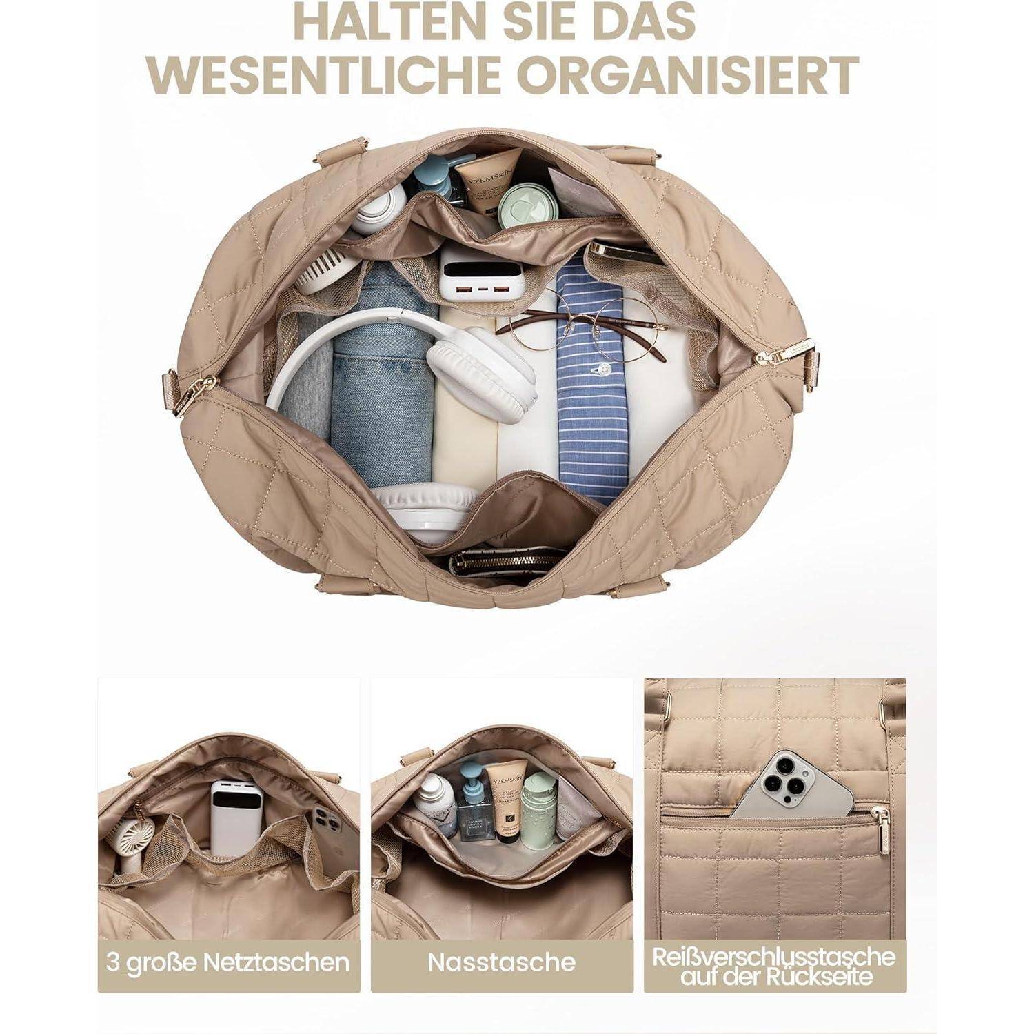 Eine beige, ordentliche Reisetasche mit sichtbaren Utensilien wie einem Hemd, Kopfhörern und Toilettenartikeln. Der deutsche Text betont die Organisation.