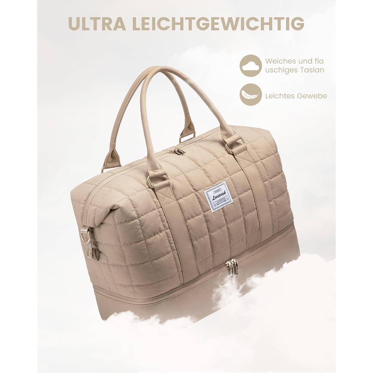 Eine beige gesteppte Reisetasche mit der Aufschrift 'ULTRA LEICHTGEWICHTIG' mit folgenden Eigenschaften: weicher, strapazierfähiger Stoff; leicht.