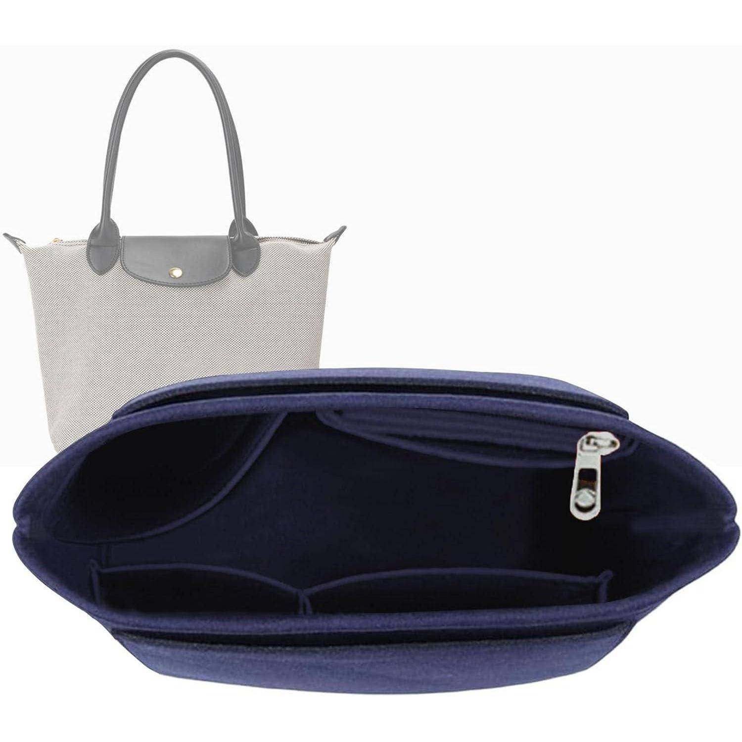 Blauer Filz-Taschenorganizer mit mehreren Fächern, der vor einer grauen Handtasche platziert ist.