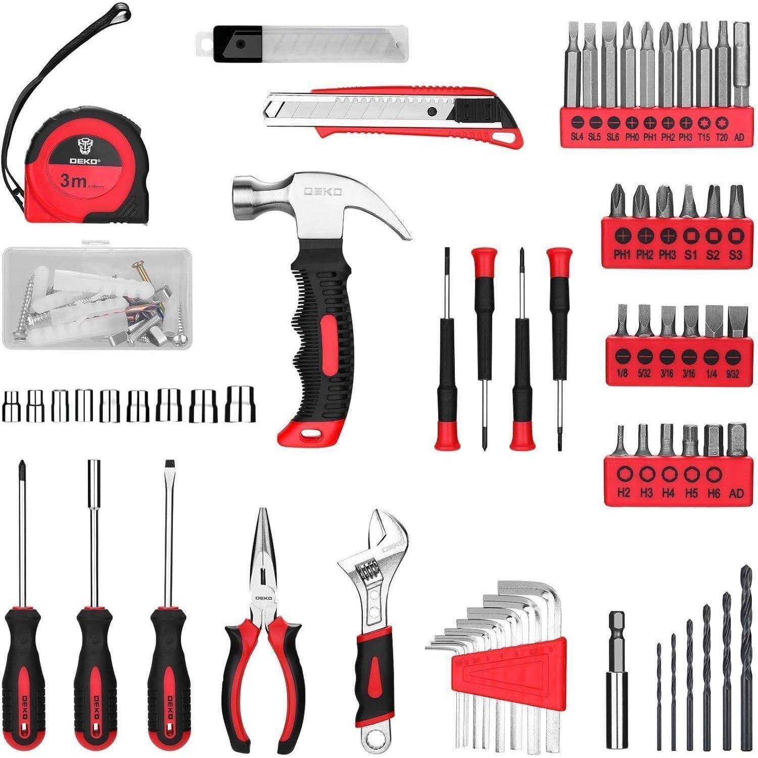 Eine Werkzeugsammlung, die verschiedene Werkzeuge wie ein Maßband, Hammer, Schraubendreher, Zange, Schraubenschlüssel, verschiedene Bits und ein Universalmesser zeigt.