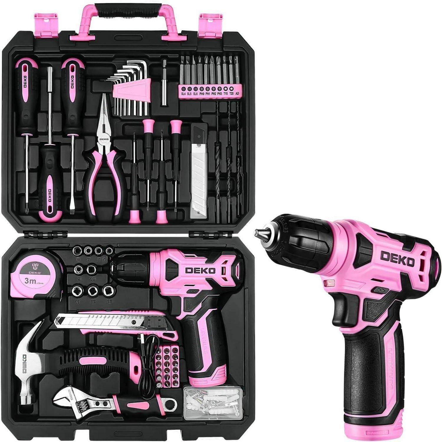Eine rosa-schwarze Werkzeugausrüstung mit Schraubendreher, Zange, Schraubenschlüssel, Bohrmaschine, Maßband und verschiedenen Bits. Enthält eine rosa elektrische Bohrmaschine in der Nähe.