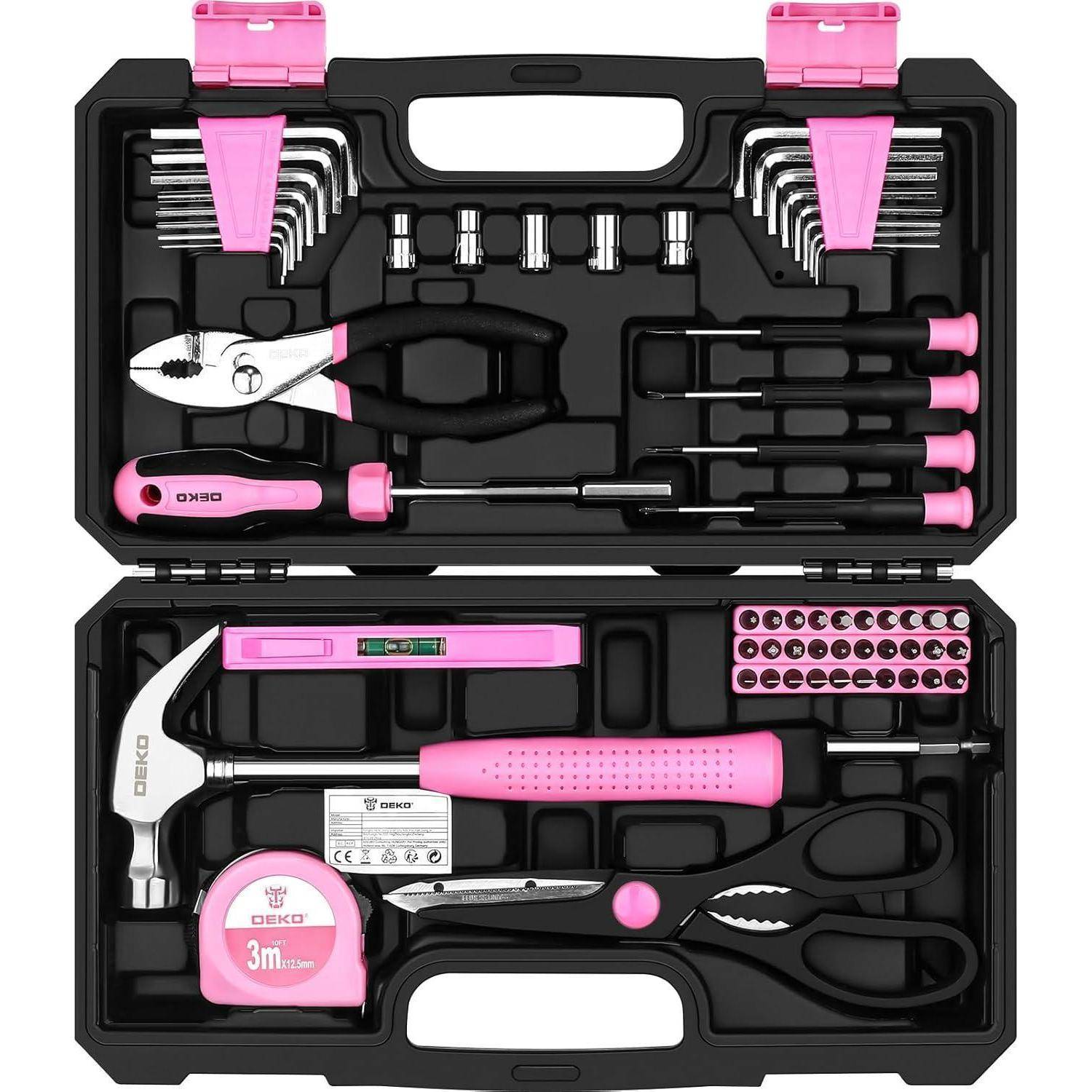 Ein Werkzeugsatz in einem schwarzen Koffer, der Werkzeuge mit rosa Griffen wie einen Hammer, Zangen, Schraubendreher, Maßband und Universalmesser umfasst.